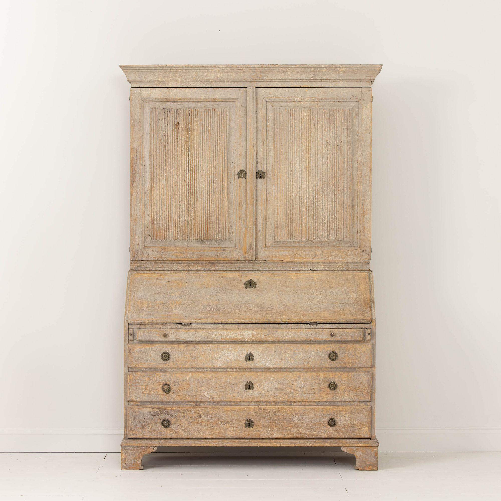 19th c. Swedish Gustavian Period Secretary with Library In Excellent Condition In Wichita, KS
