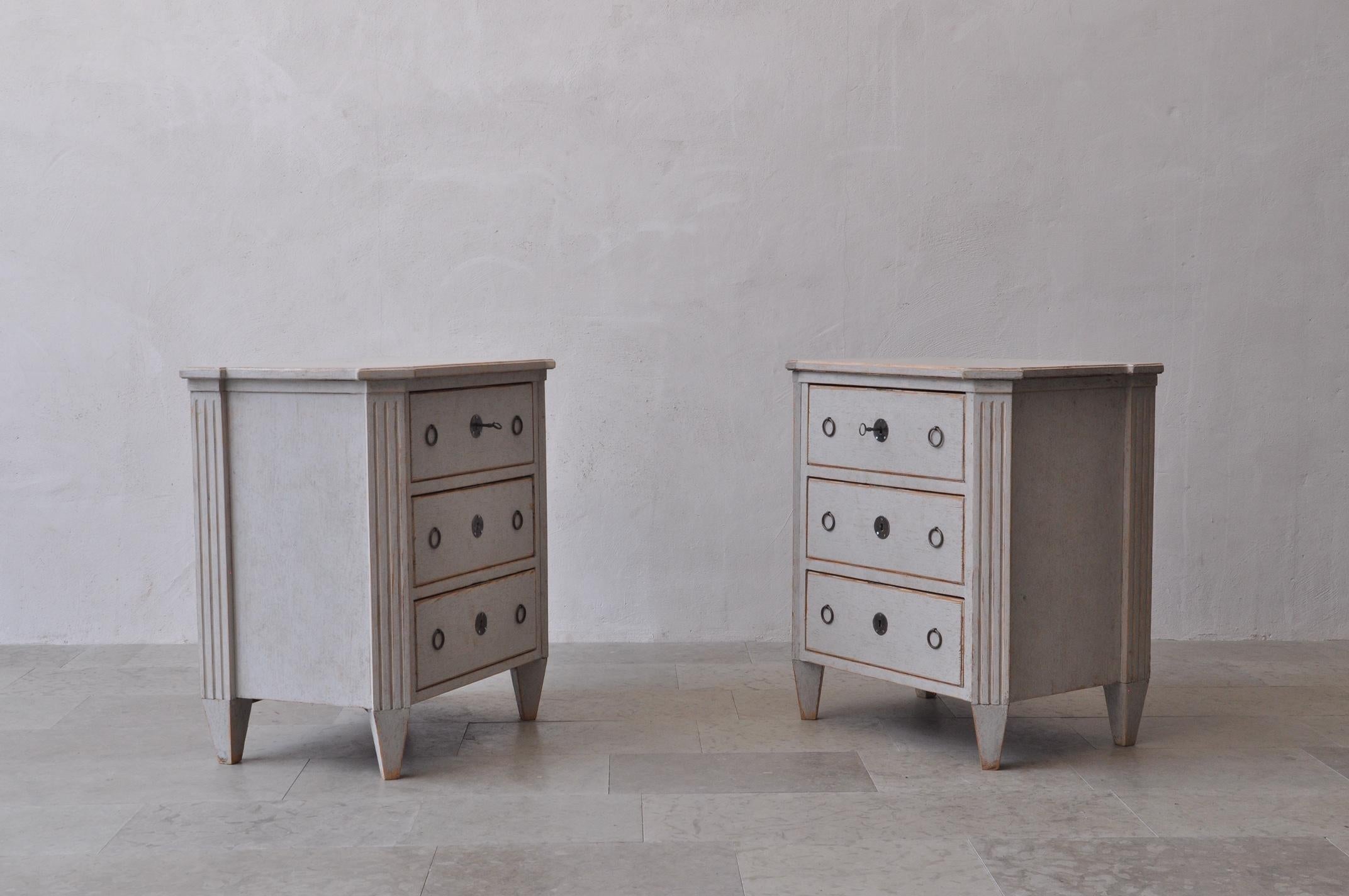 19th Century Swedish Gustavian Style Pair of Painted Bedside Chests In Excellent Condition In Wichita, KS
