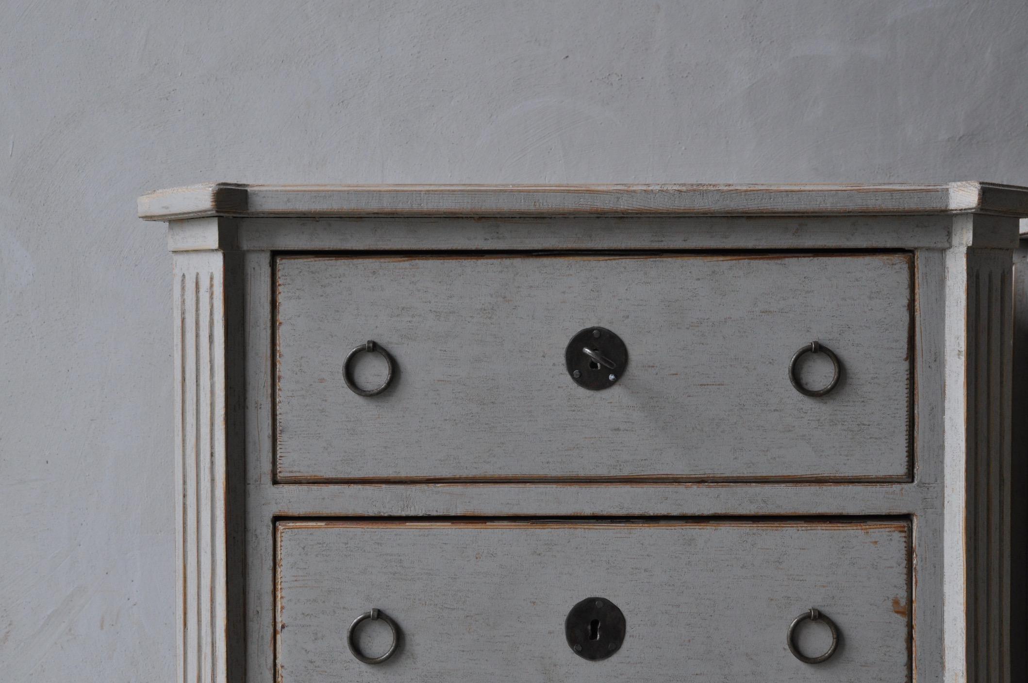 19th Century Swedish Gustavian Style Pair of Painted Bedside Chests 1