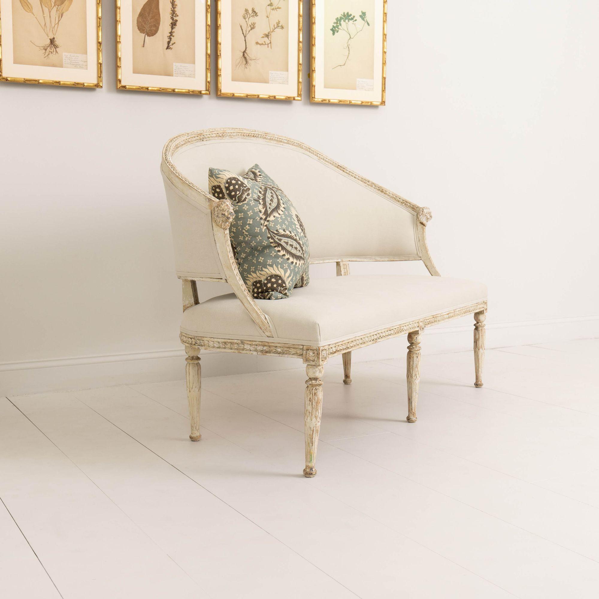 19th c. Swedish Gustavian Sofa or Settee with Lion Heads in Original Paint For Sale 4