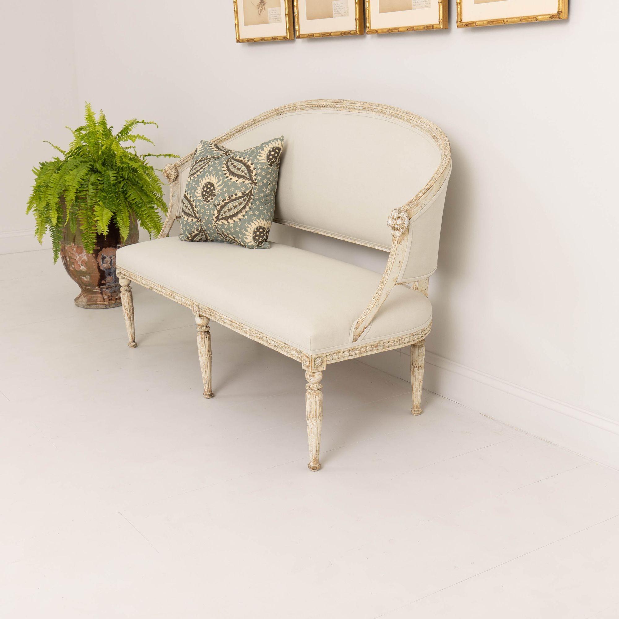 19th c. Swedish Gustavian Sofa or Settee with Lion Heads in Original Paint For Sale 1