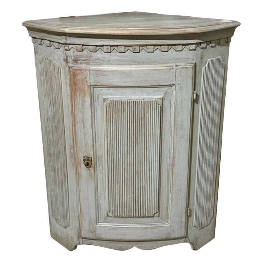 19e s. Armoire d'angle peinte de style suédois en vente