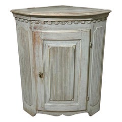 19e s. Armoire d'angle peinte de style suédois