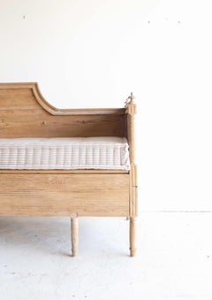 19. Jh. Schwedische Kiefernholzbank, französische Inlettstreifenmatratze