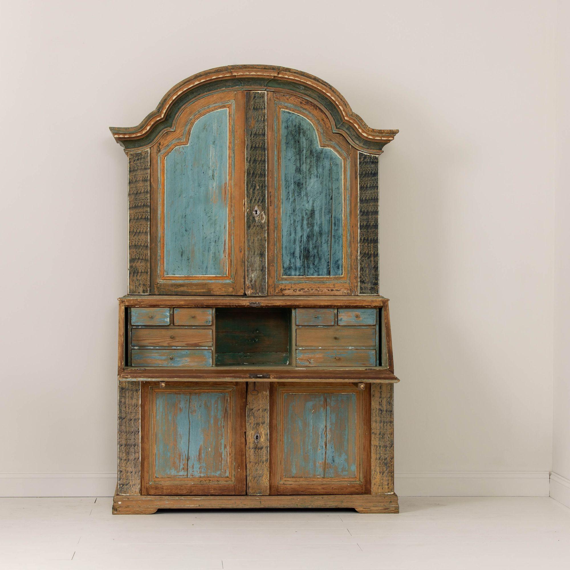 XIX sec. Segreteria rococò svedese con biblioteca in vernice blu originale in vendita 5