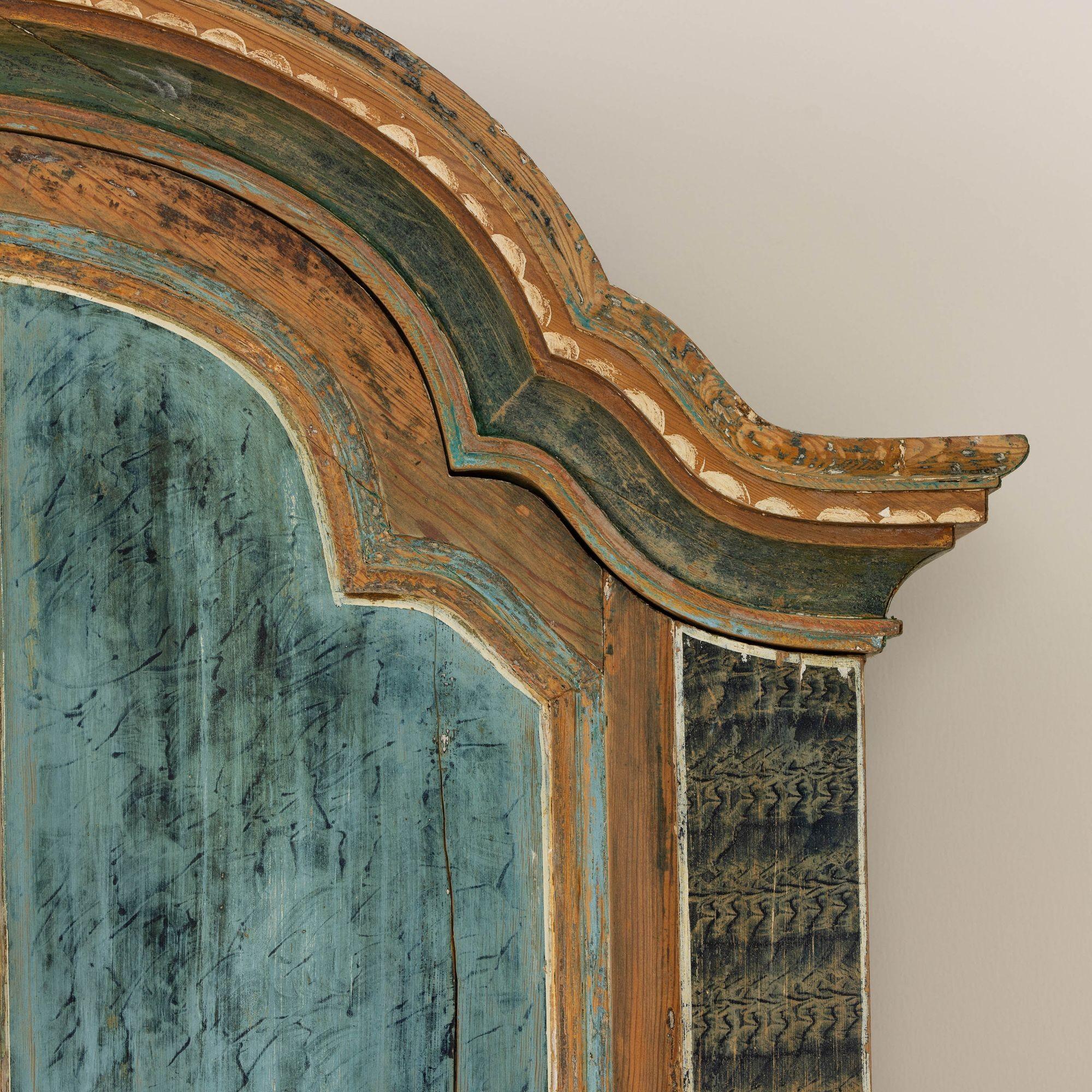 Legno XIX sec. Segreteria rococò svedese con biblioteca in vernice blu originale in vendita