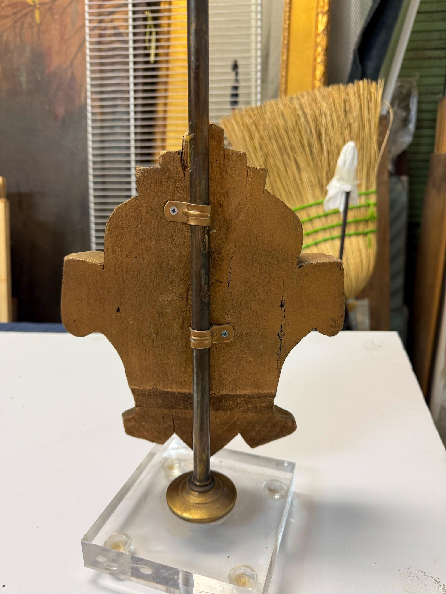 Siglo XIX Lámpara De Mesa Con Fragmento Barroco Italiano Tallado Sobre Base De Lucita en Bueno estado para la venta en Kennesaw, GA