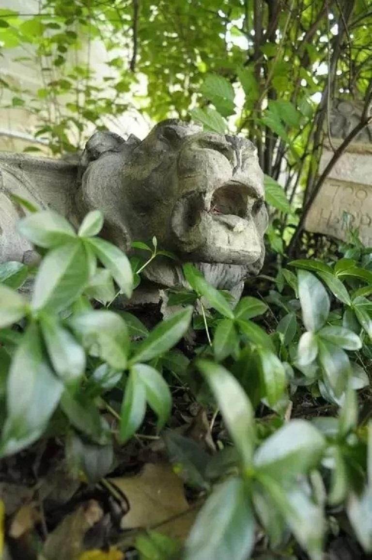 19th C. Terracotta Lion Head Regency Style Building Garden Architectural Element In Good Condition For Sale In Philadelphia, PA