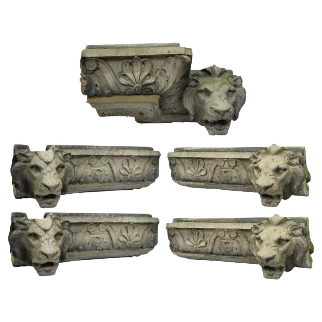 Élément architectural de jardin de style Régence en terre cuite du 19e siècle à tête de lion