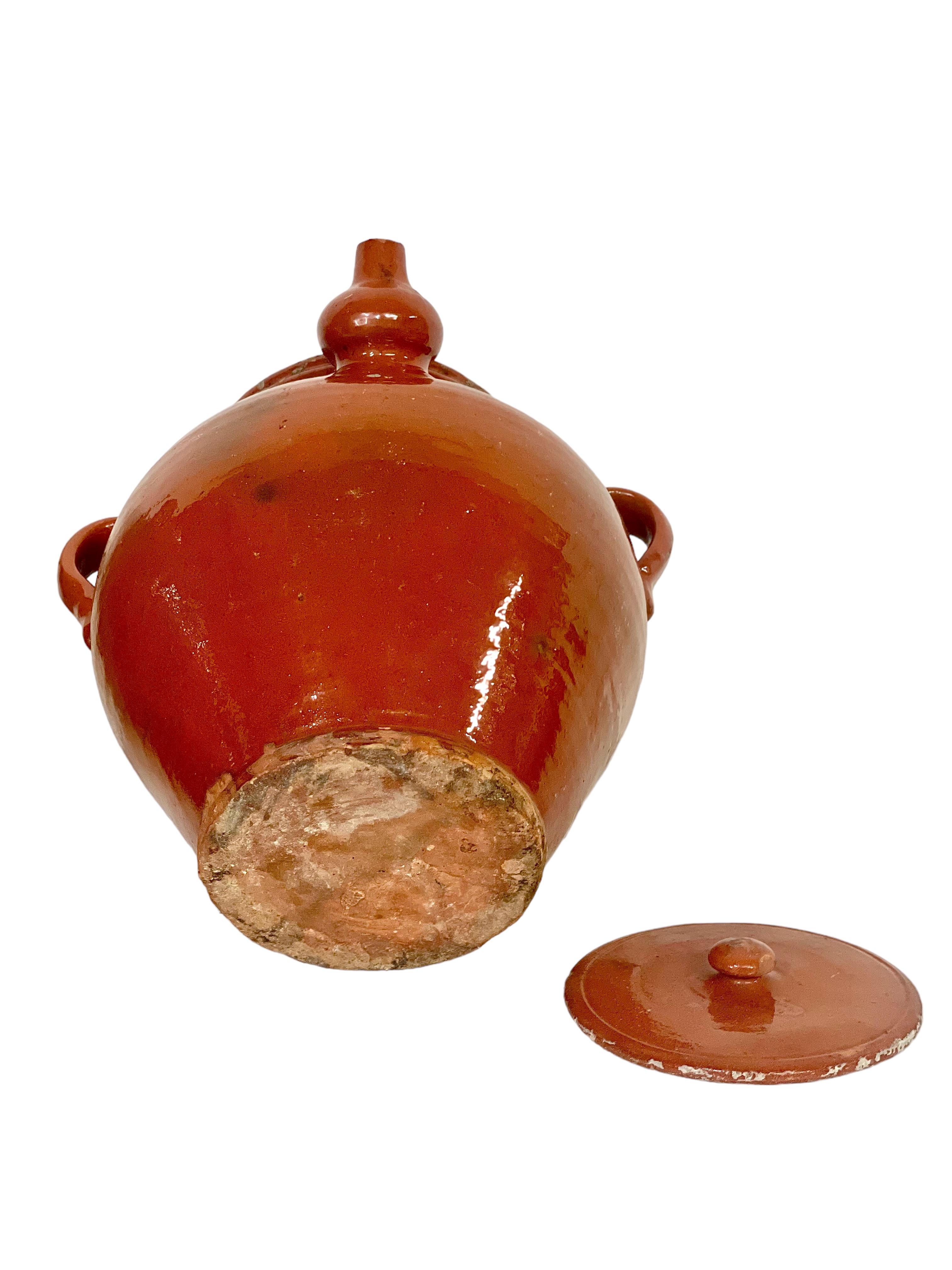 XIXe siècle A.I.C. Grand pot à huile en terre cuite avec son couvercle en vente