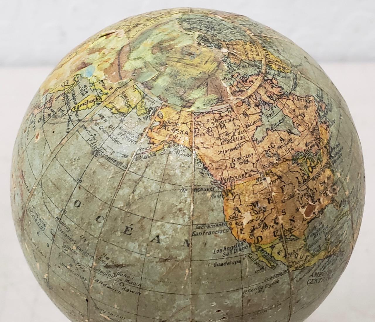 Rare globe terrestre du 19e siècle par G. Thomas, Editeur & Globe Maker, Paris, circa 1890s

Le globe est posé sur un support en bois et mesure 4