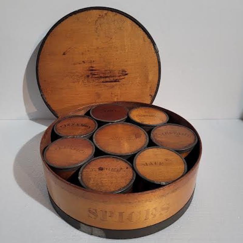 Zinn umwickelte Gewürzbehälter aus Holz, 10 Teile, 19. Jahrhundert (Volkskunst) im Angebot