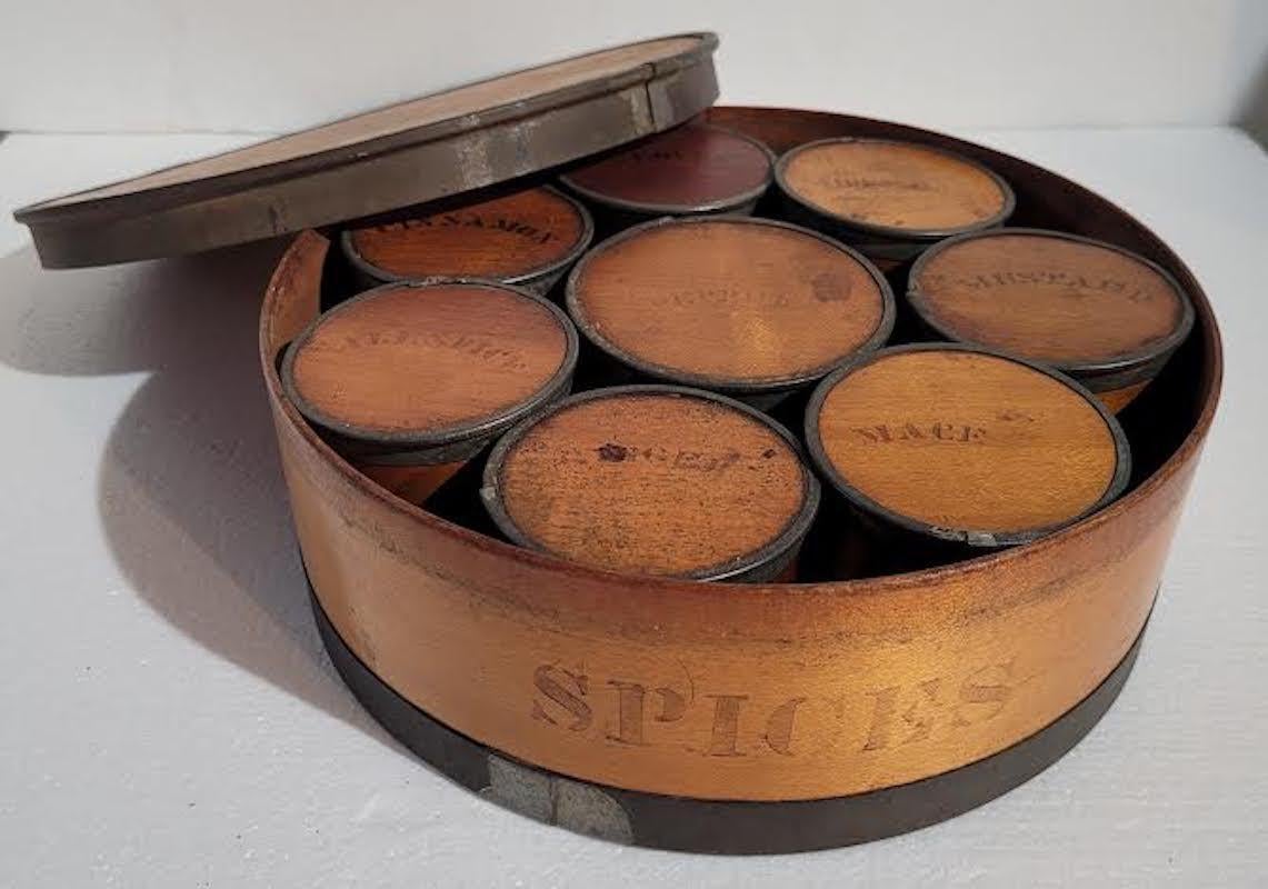 Zinn umwickelte Gewürzbehälter aus Holz, 10 Teile, 19. Jahrhundert (amerikanisch) im Angebot