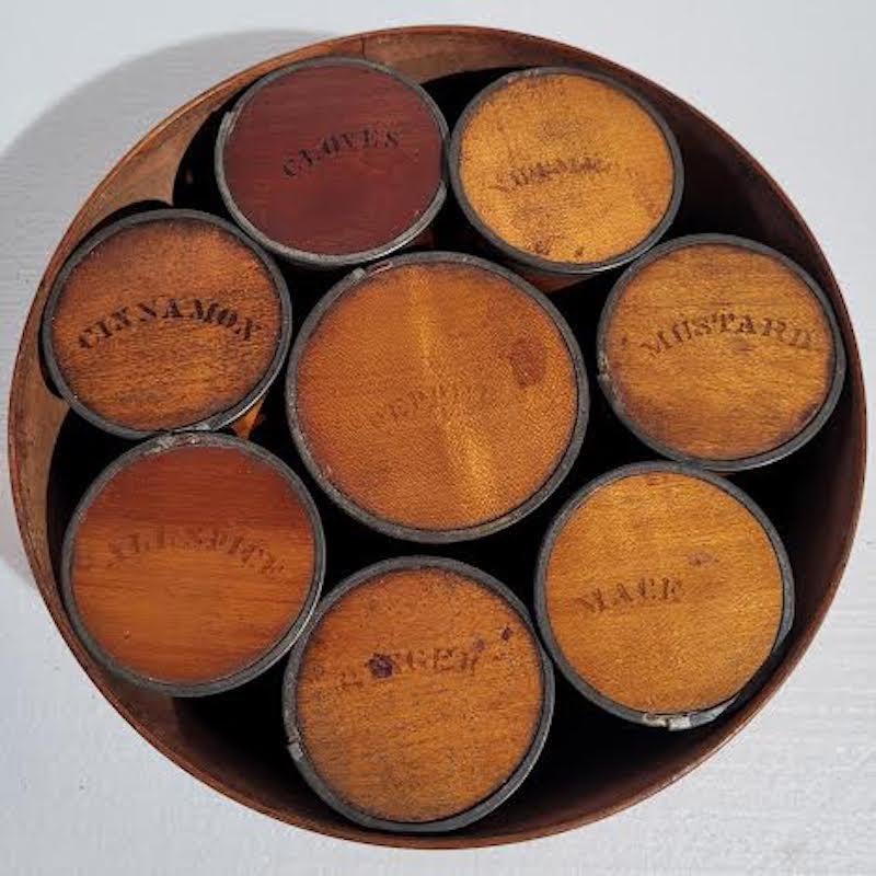 Zinn umwickelte Gewürzbehälter aus Holz, 10 Teile, 19. Jahrhundert (Handgefertigt) im Angebot