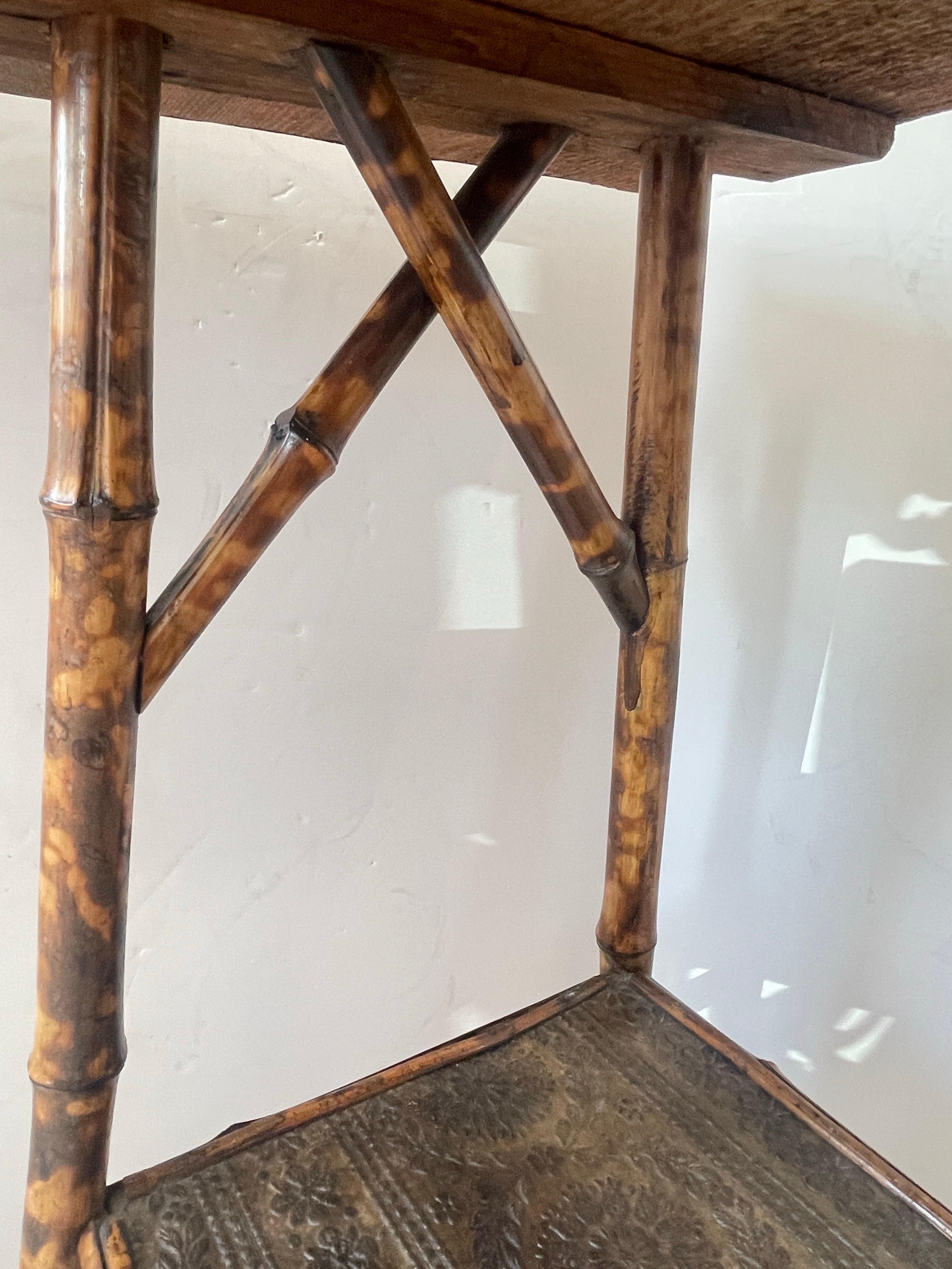 A.C. I.C. Table d'appoint en bambou et laque en écaille de tortue en vente 5