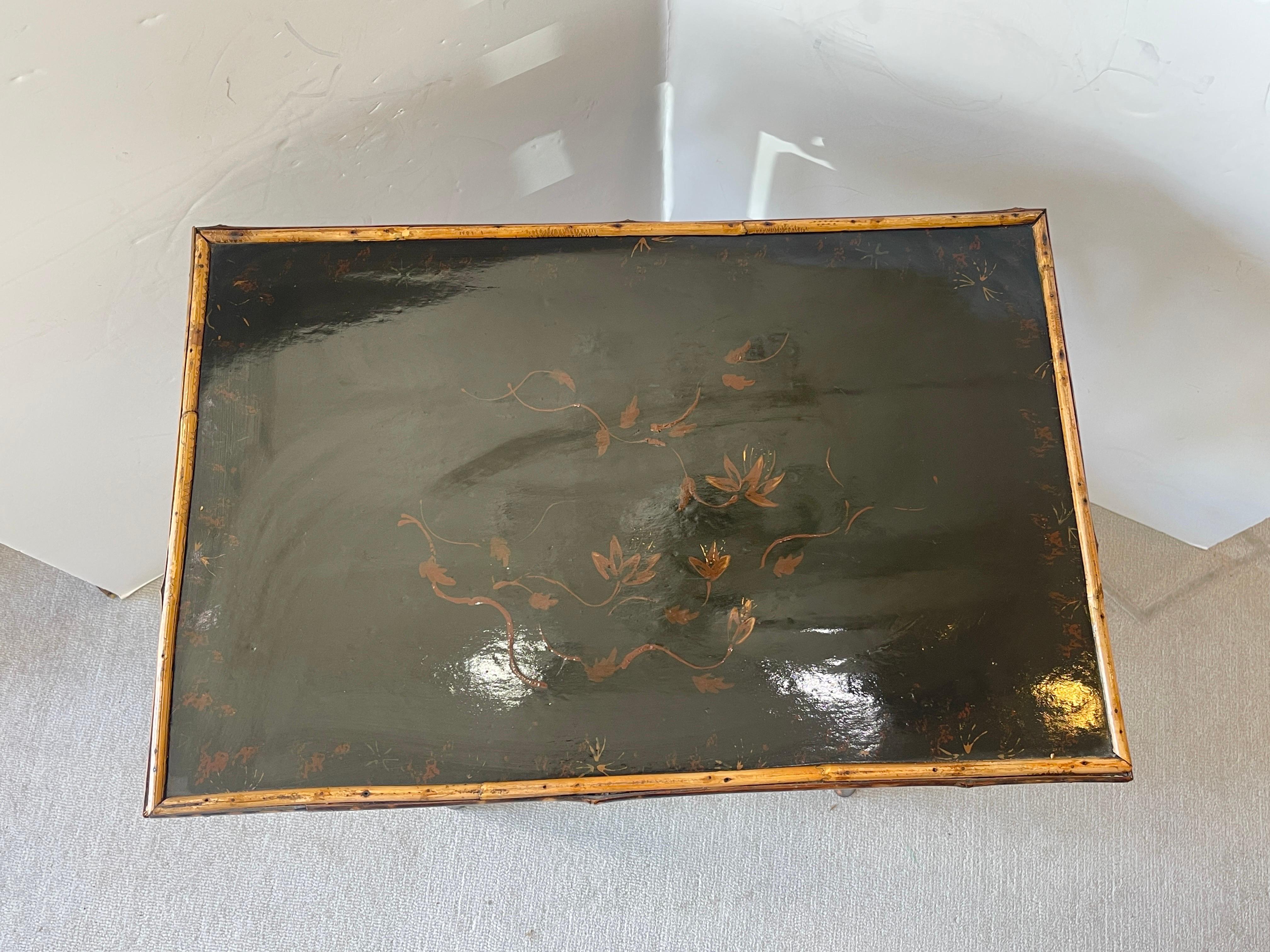 Vient d'arriver, ce superbe modèle français du 19ème siècle. C. Table à deux niveaux en bambou en écaille de tortue avec plateau en laque.
L'effet écaille de tortue est stupéfiant.
Cette table est très robuste.
Très bon état ancien, conforme à l'âge