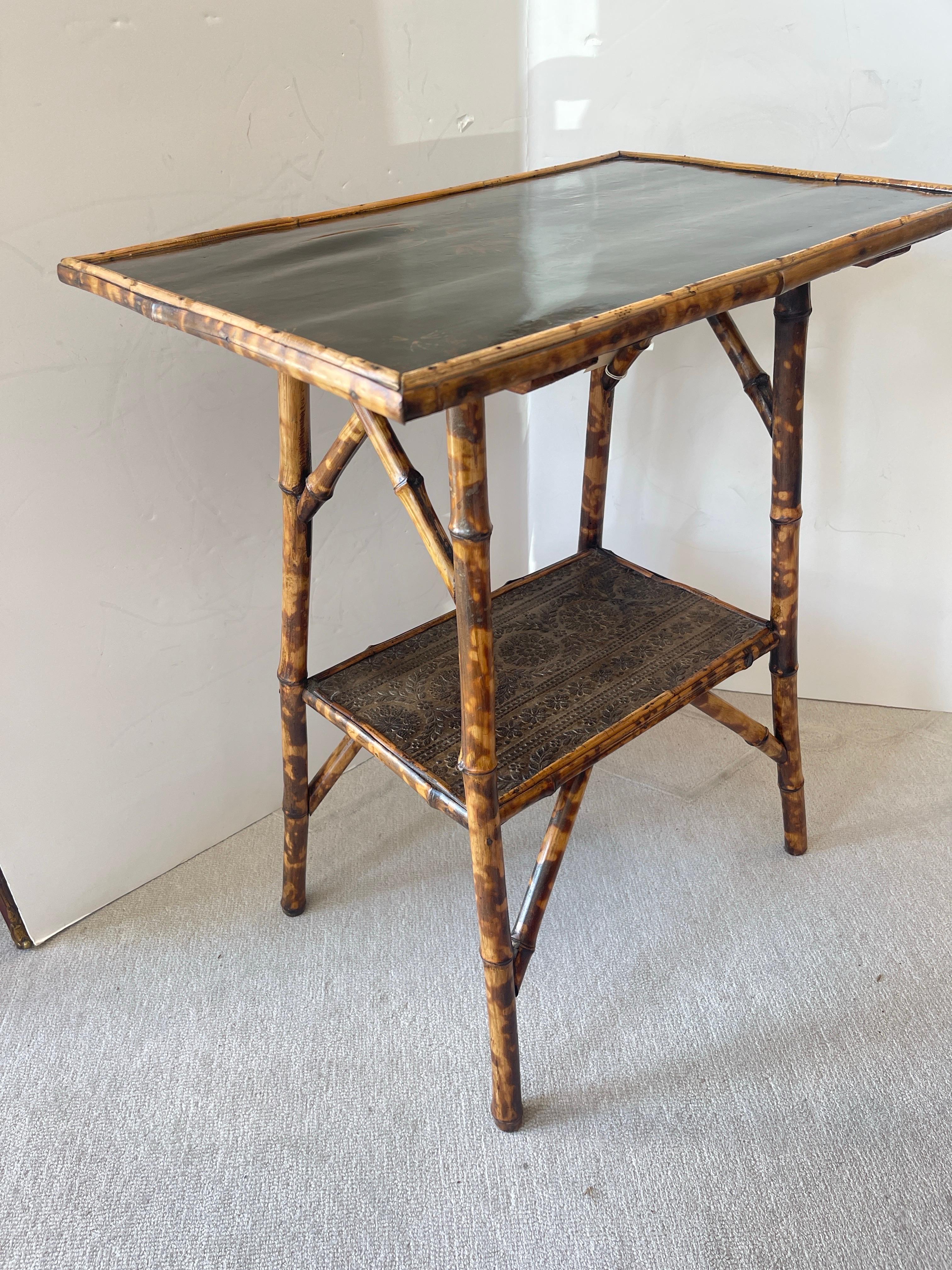 Napoléon III A.C. I.C. Table d'appoint en bambou et laque en écaille de tortue en vente