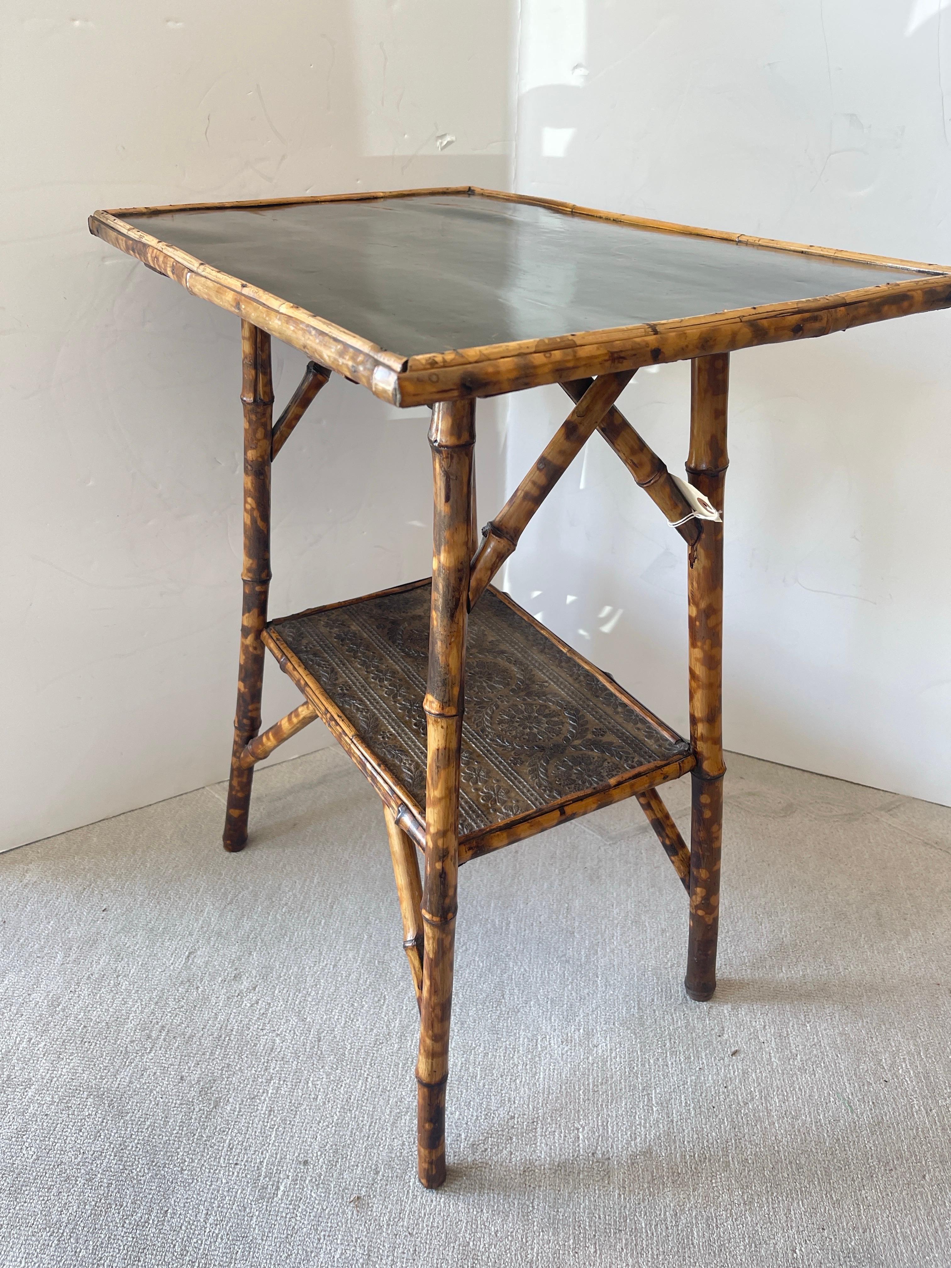 Fait main A.C. I.C. Table d'appoint en bambou et laque en écaille de tortue en vente