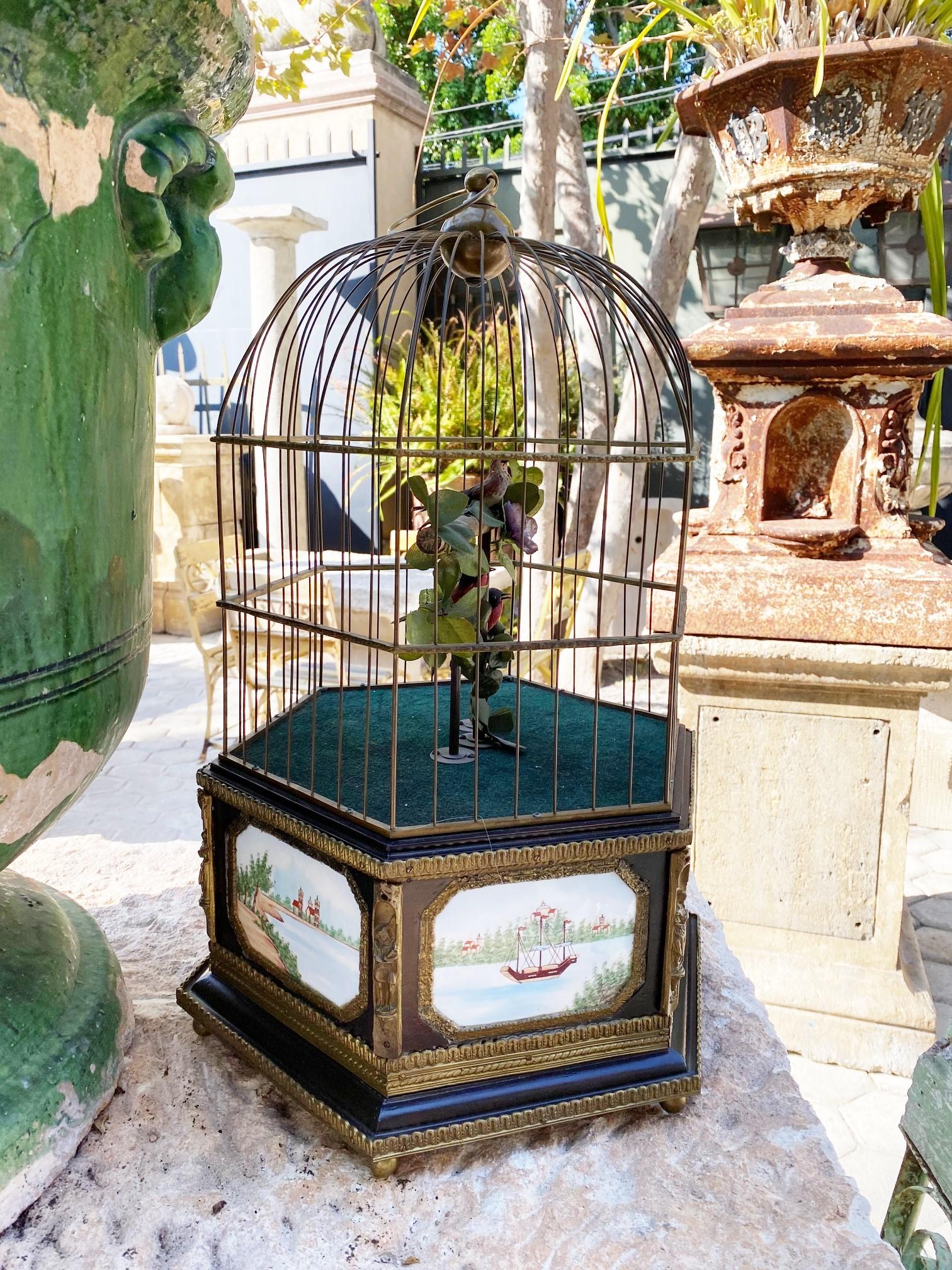 Européen Cage à oiseaux mécanique d'antiquités du 19ème siècle à triple automate chantant et orné d'oiseaux dorés