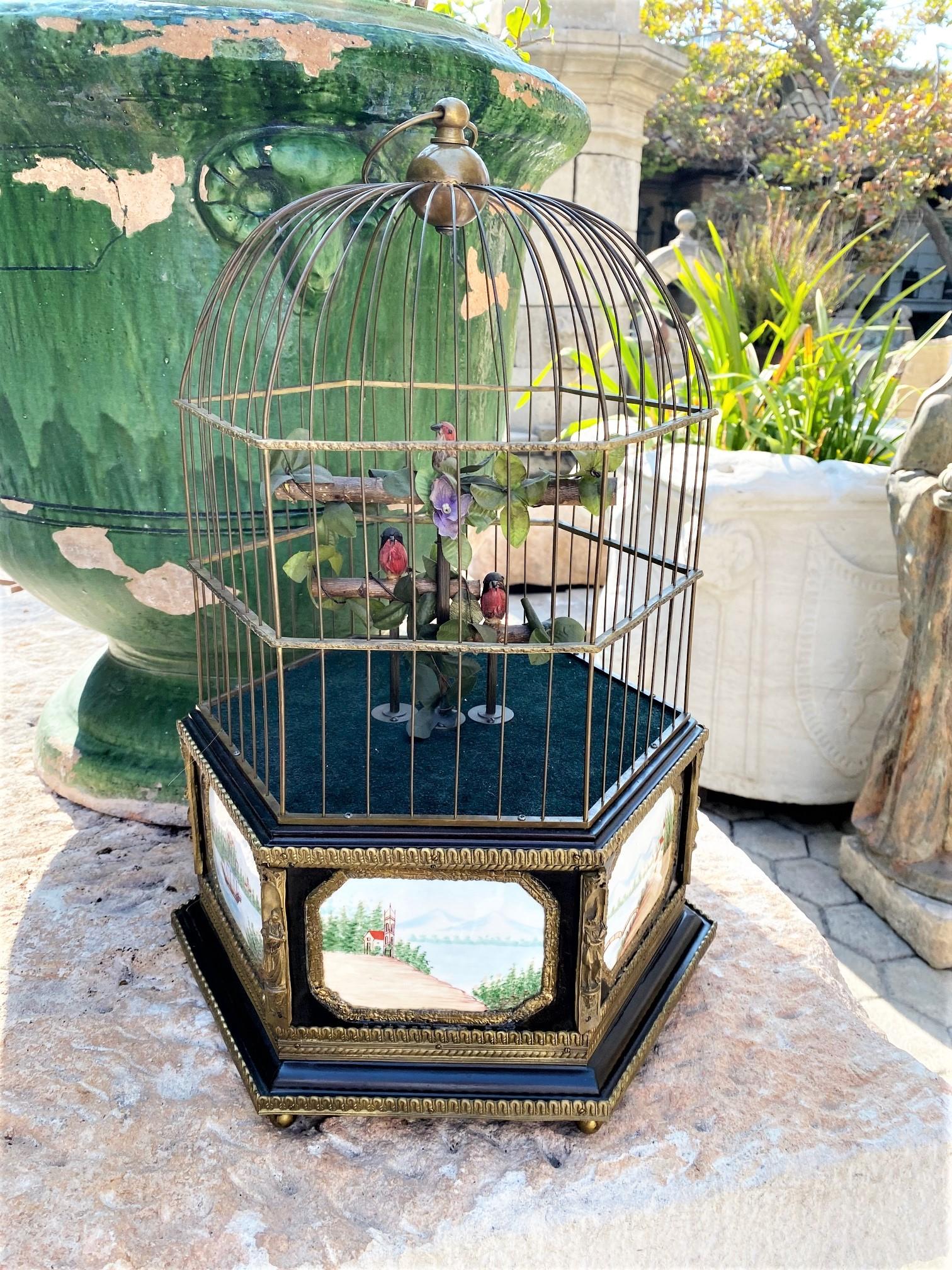 Bronze Cage à oiseaux mécanique d'antiquités du 19ème siècle à triple automate chantant et orné d'oiseaux dorés
