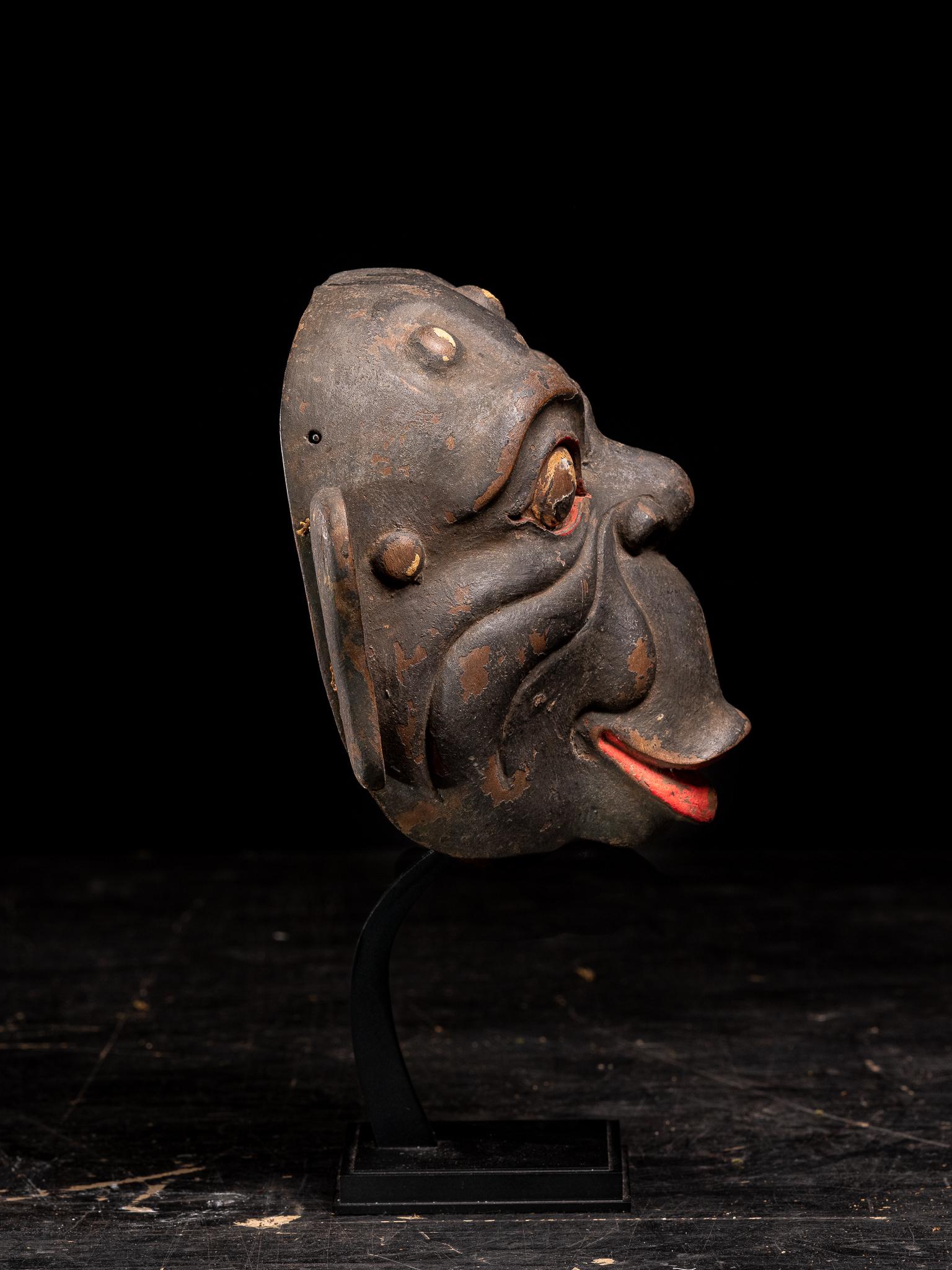 XIXe siècle Insolite masque balinais Hanuman du 19ème siècle en bois clair polychromé. en vente