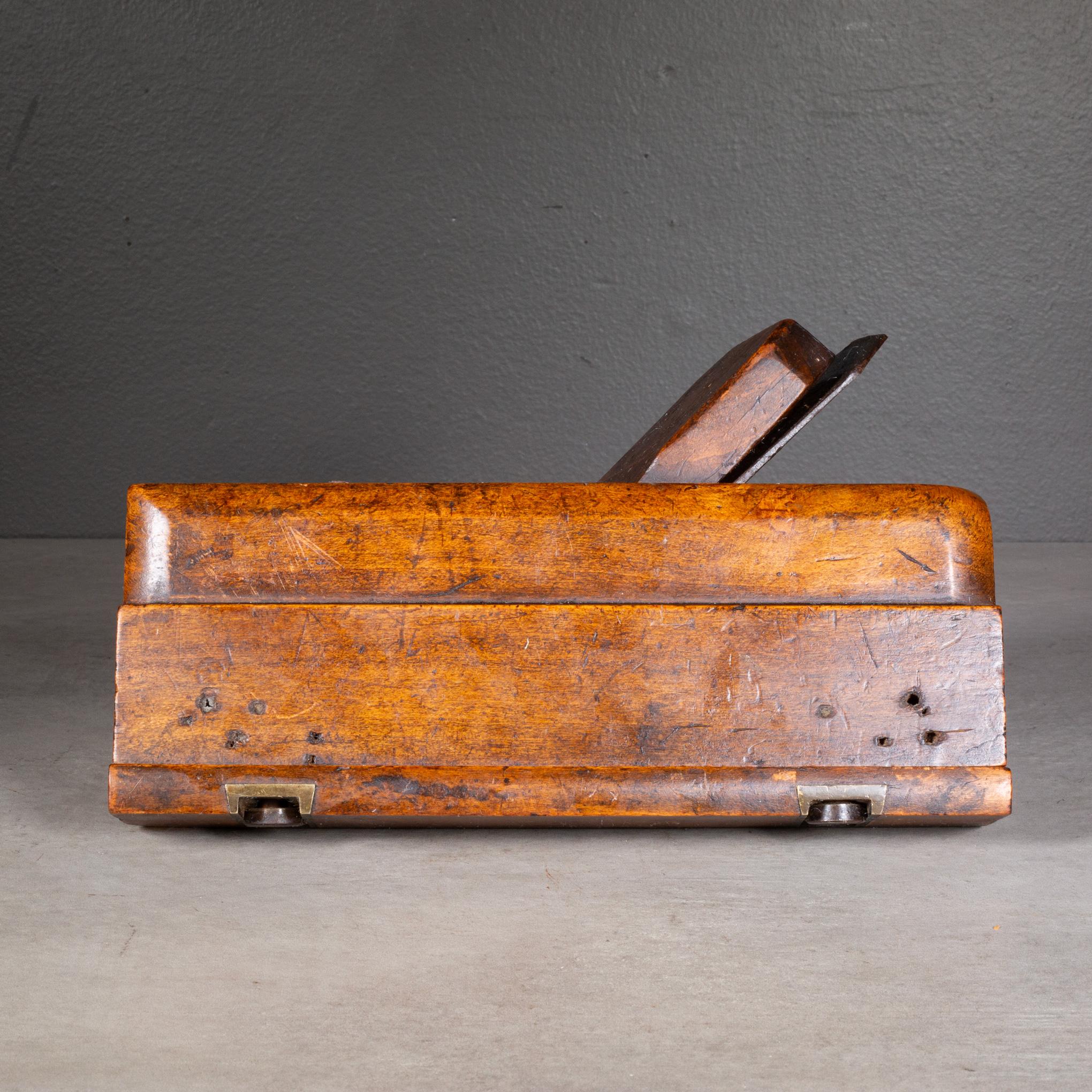 À PROPOS DE

Rabot de charpentier en buis massif avec accents en acier et en bronze. Estampillé 