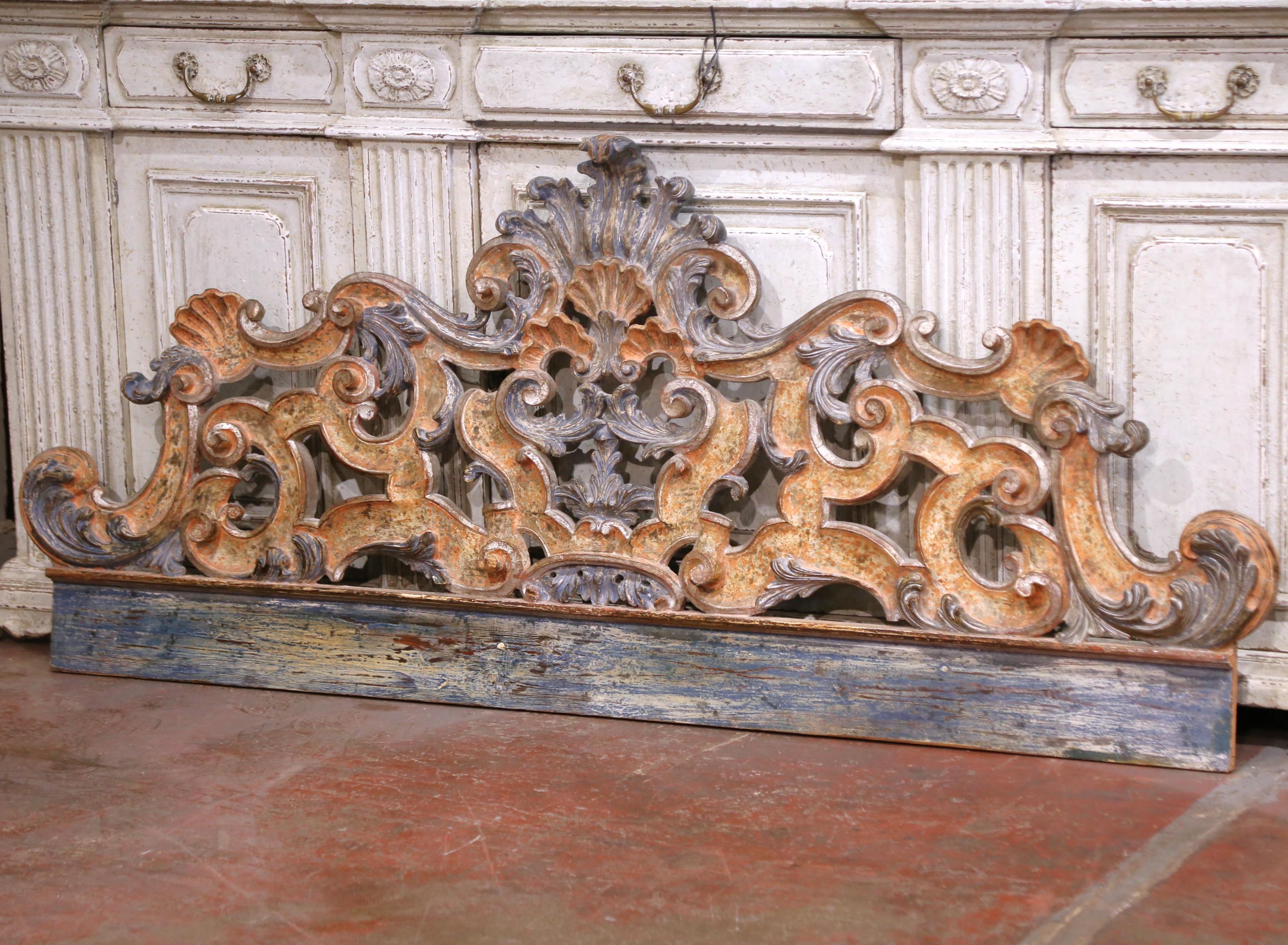 Cette sculpture vénitienne monumentale du XIXe siècle constitue un élément décoratif spectaculaire. Fabriqué à la main en Italie vers 1870, le panneau de bois profondément percé présente un exubérant motif de Rocaille centré par une coquille