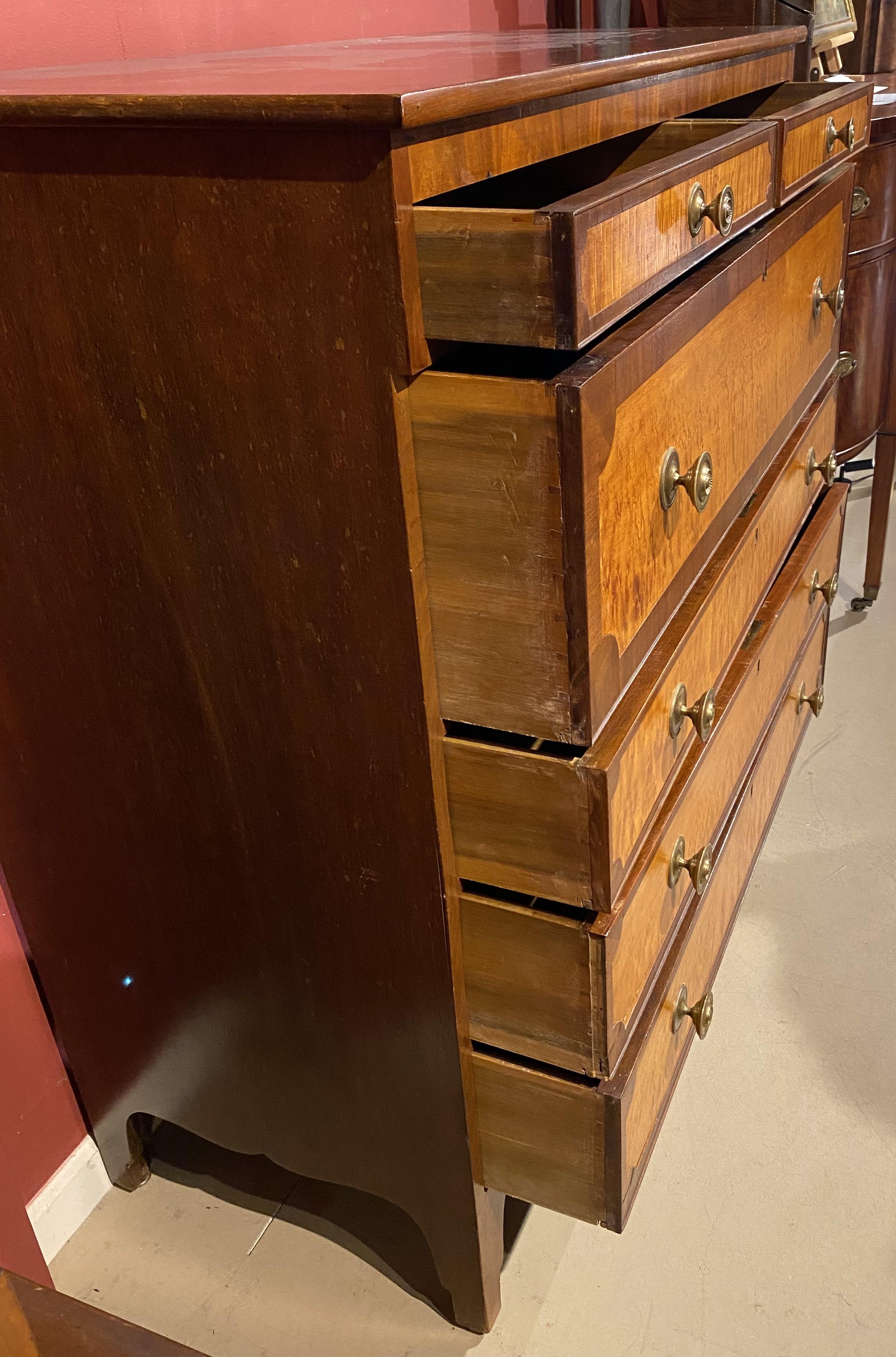 Ottone Cassettone in mogano del Vermont del XIX secolo con cassetti a occhio di uccello e acero tigrato in vendita