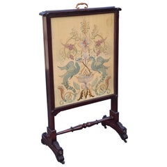 A.I.C. Victorien en noyer sculpté et soie brodée, écran de cheminée à enroulement