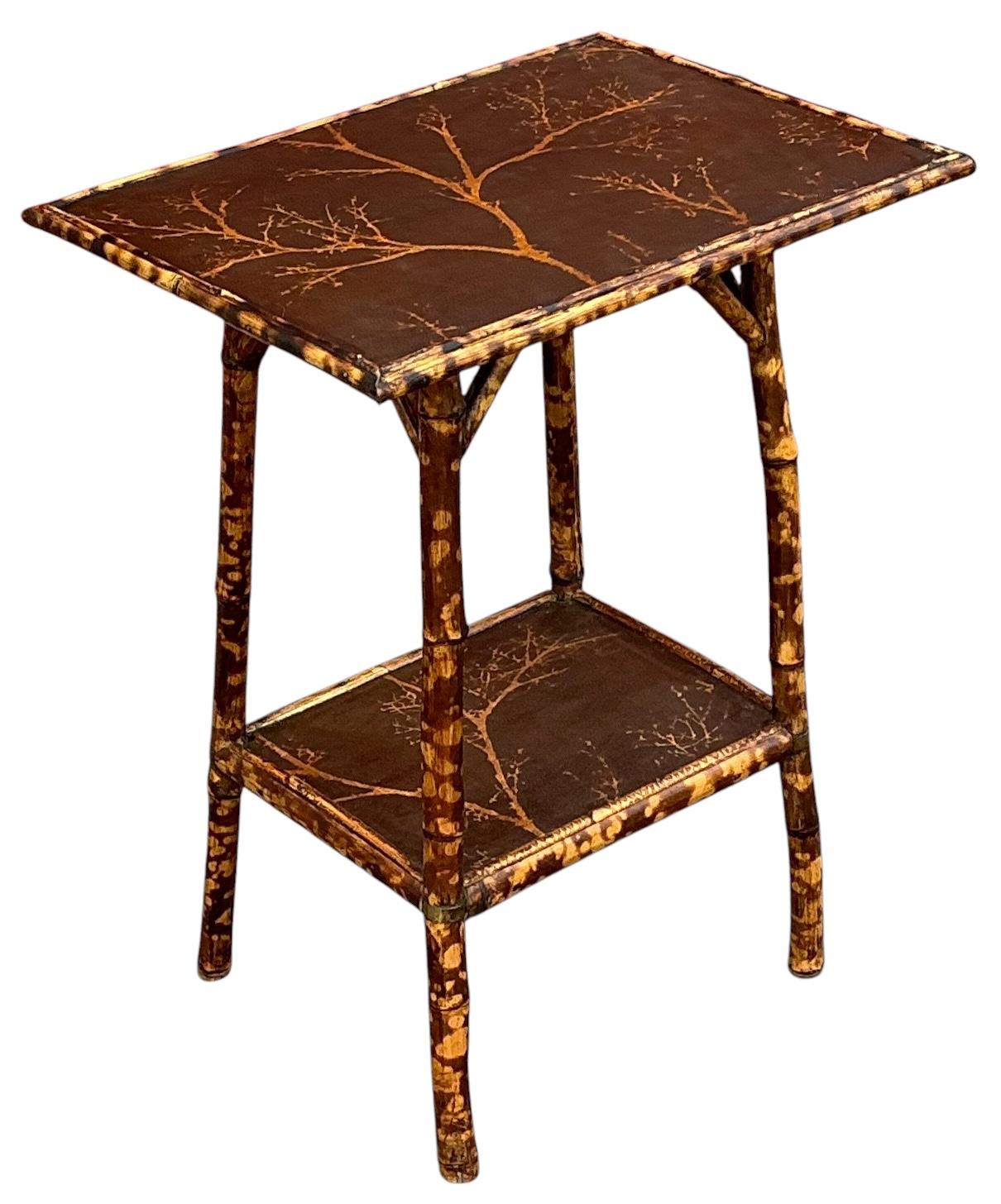 19ème siècle. Table d'appoint en bambou brûlé Faux Bois Paper Victorian Era Aesthetic Movement Bon état - En vente à Kennesaw, GA