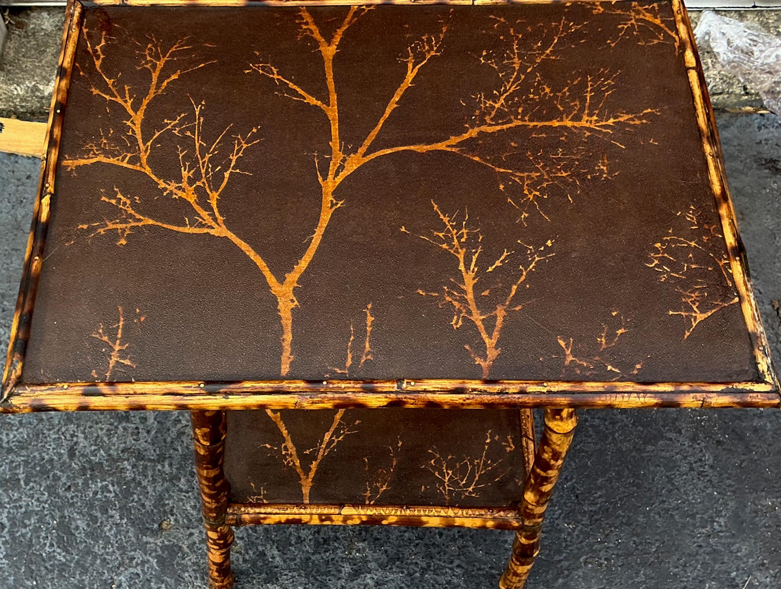 XIXe siècle 19ème siècle. Table d'appoint en bambou brûlé Faux Bois Paper Victorian Era Aesthetic Movement en vente