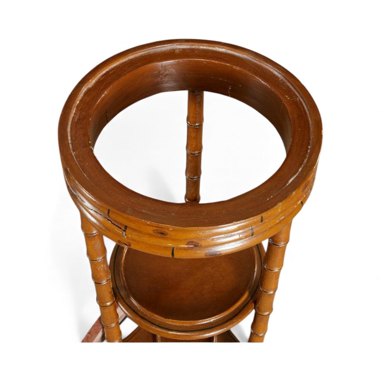 XIXe siècle 19ème siècle. Table à étages Victorienne en Faux Bambou Chinoiserie / Pedestal Marble Top en vente