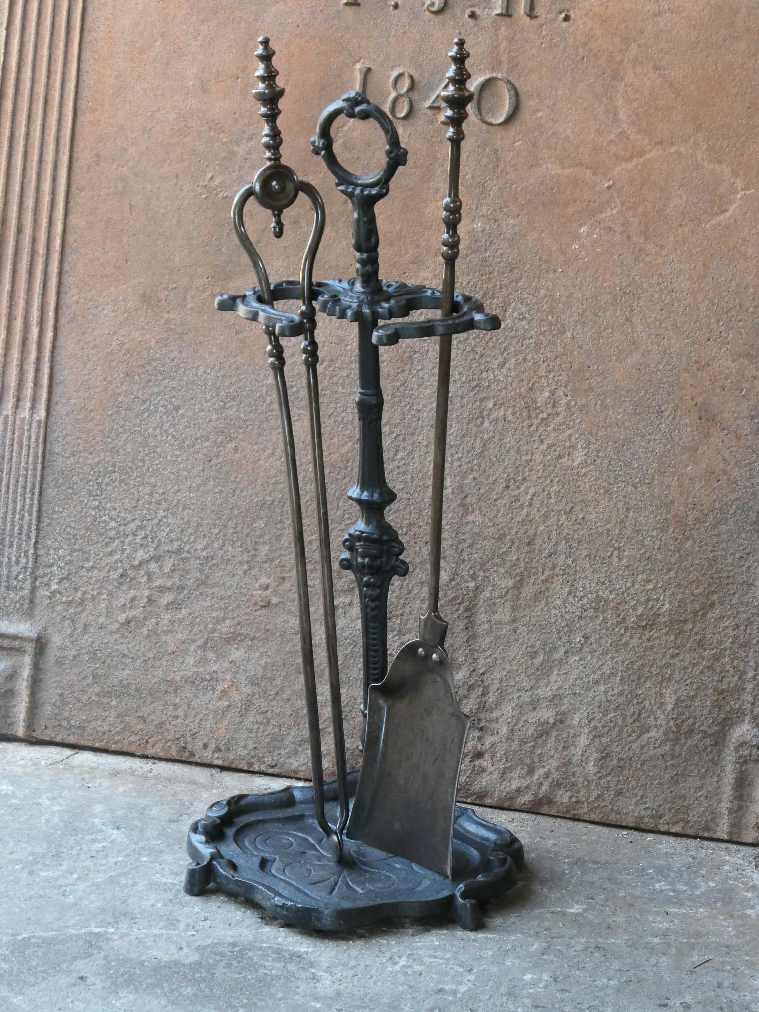Britannique A.I.C. C. Victorian Fireplace Companion Set en vente