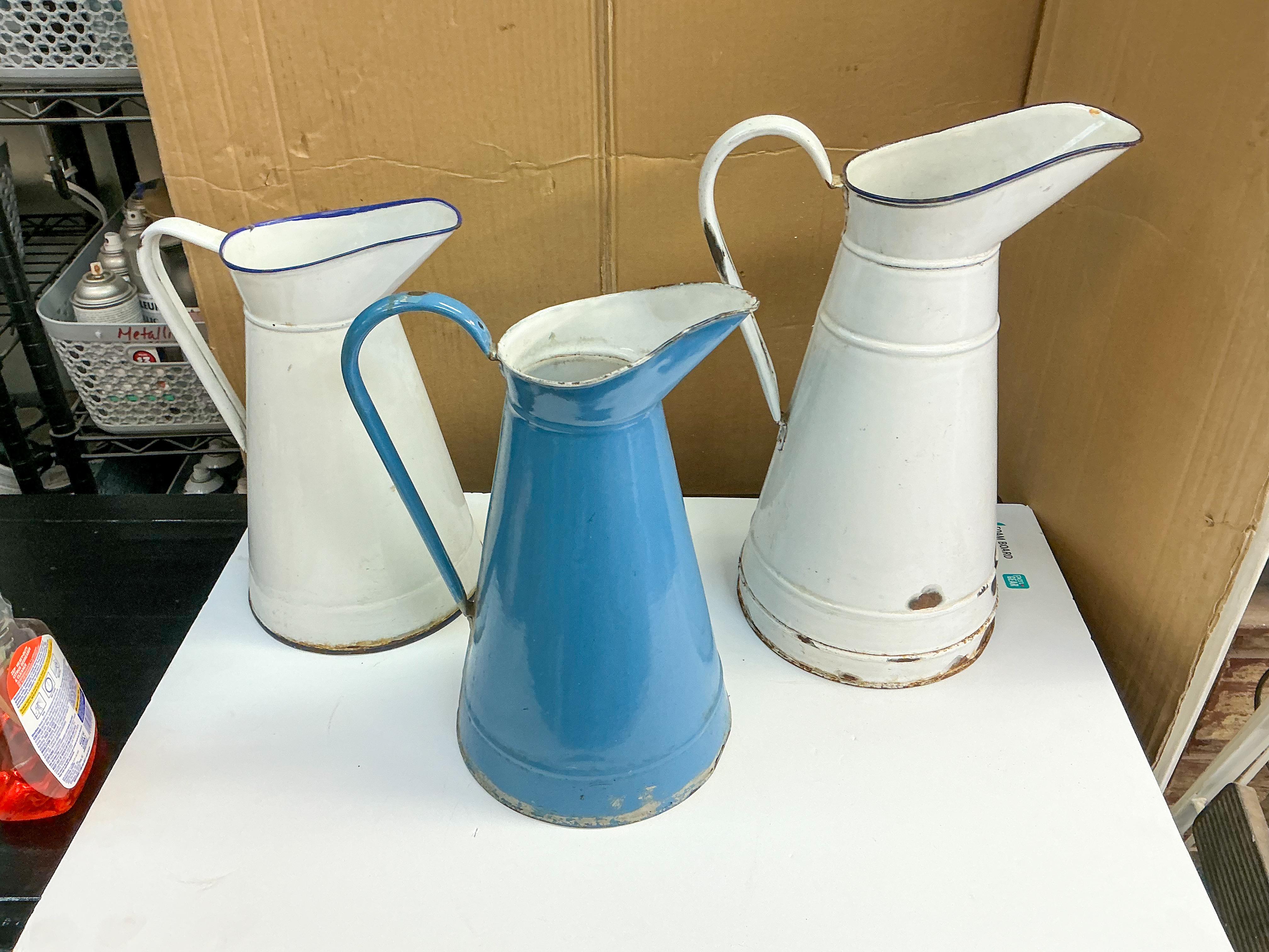 Francese XIX sec. Brocche francesi vittoriane con corpo in talpa e smalto blu e bianco  / Vasi - S/3 in vendita