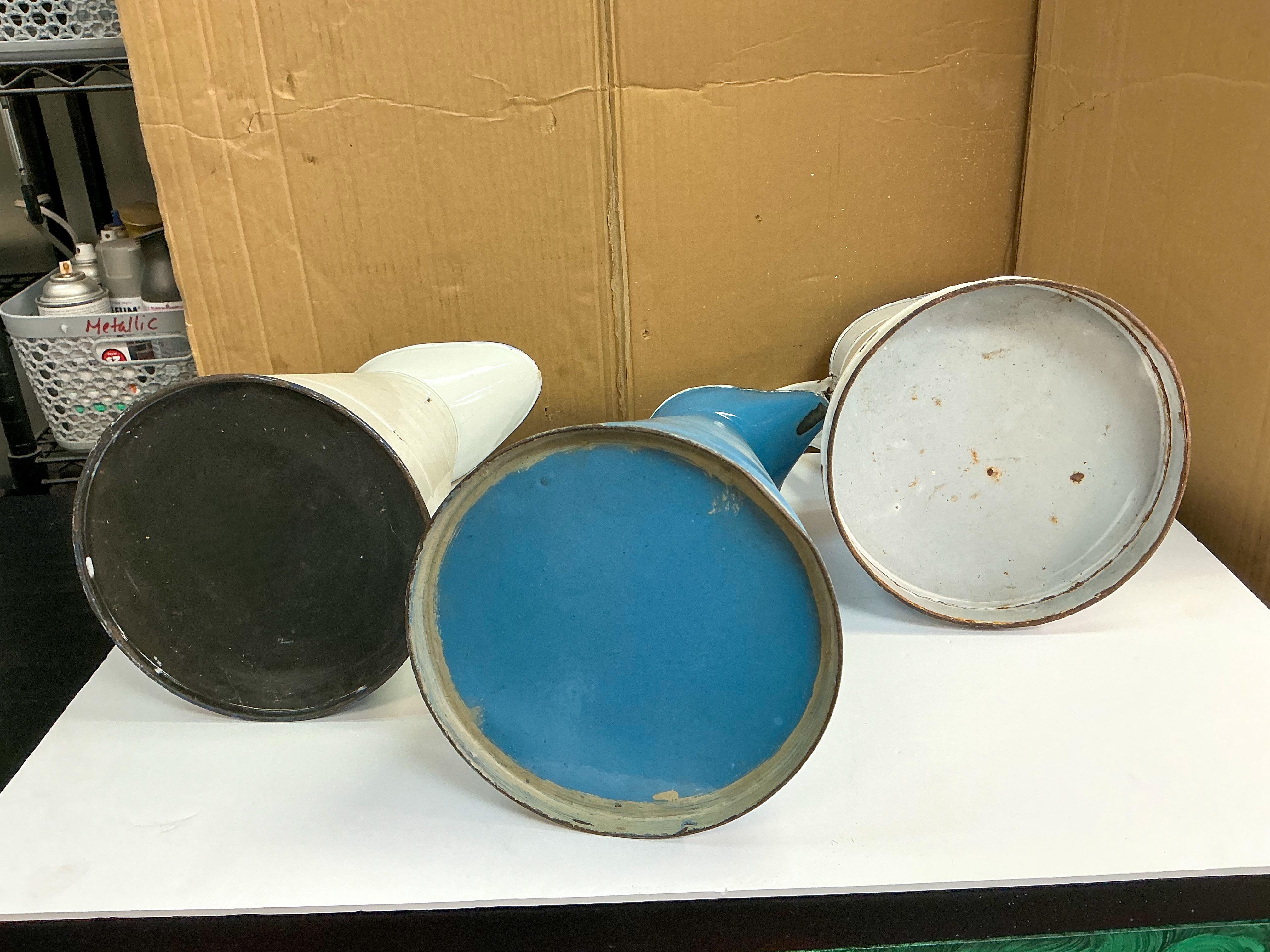 XIX sec. Brocche francesi vittoriane con corpo in talpa e smalto blu e bianco  / Vasi - S/3 In condizioni buone in vendita a Kennesaw, GA