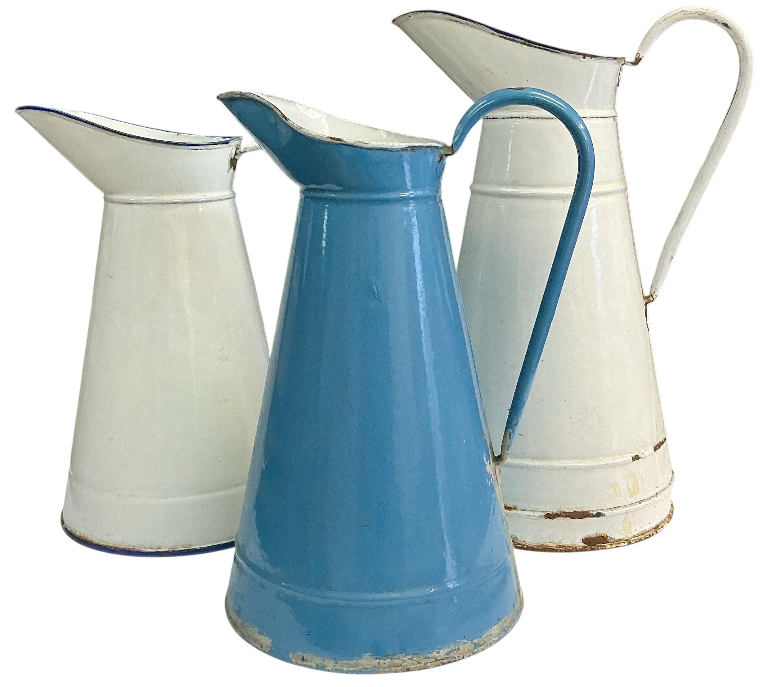 Metallo XIX sec. Brocche francesi vittoriane con corpo in talpa e smalto blu e bianco  / Vasi - S/3 in vendita