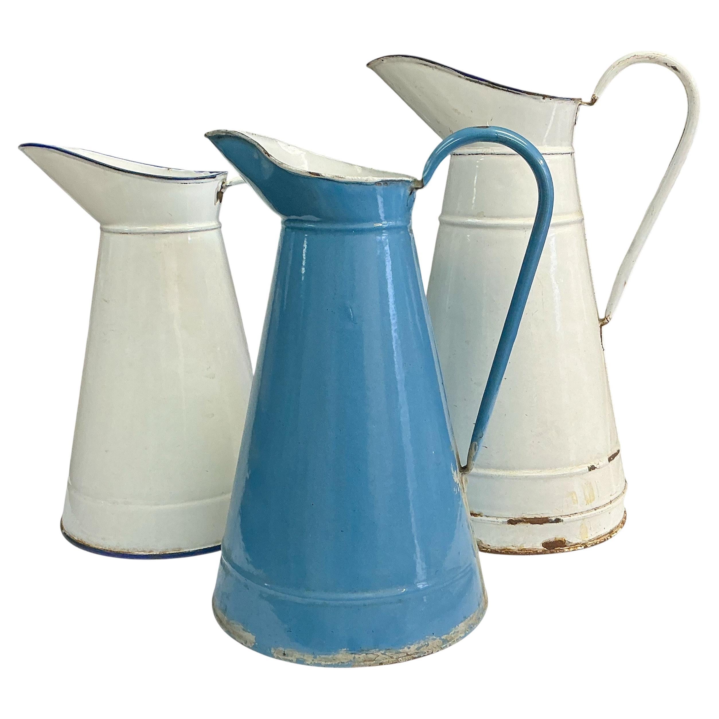 19ème siècle. Pichets en émail bleu et blanc de l'époque victorienne à corps en tôle  / Vases - S/3