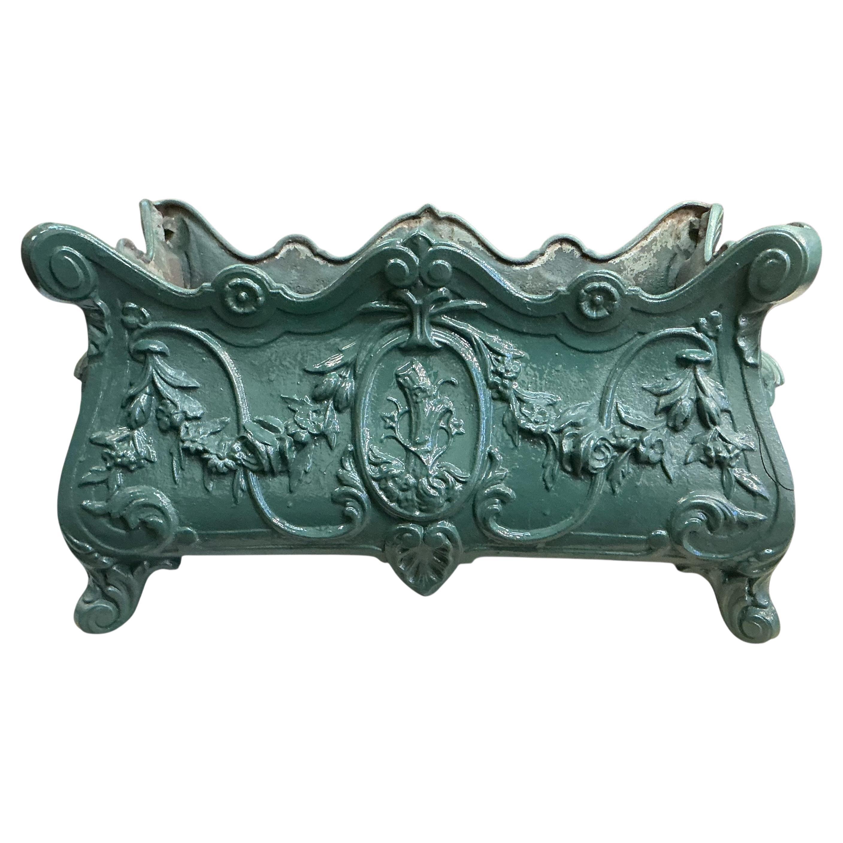 19th-C. Victorian French Cast Iron Planter by Charleville Foundry No, 10 en vente