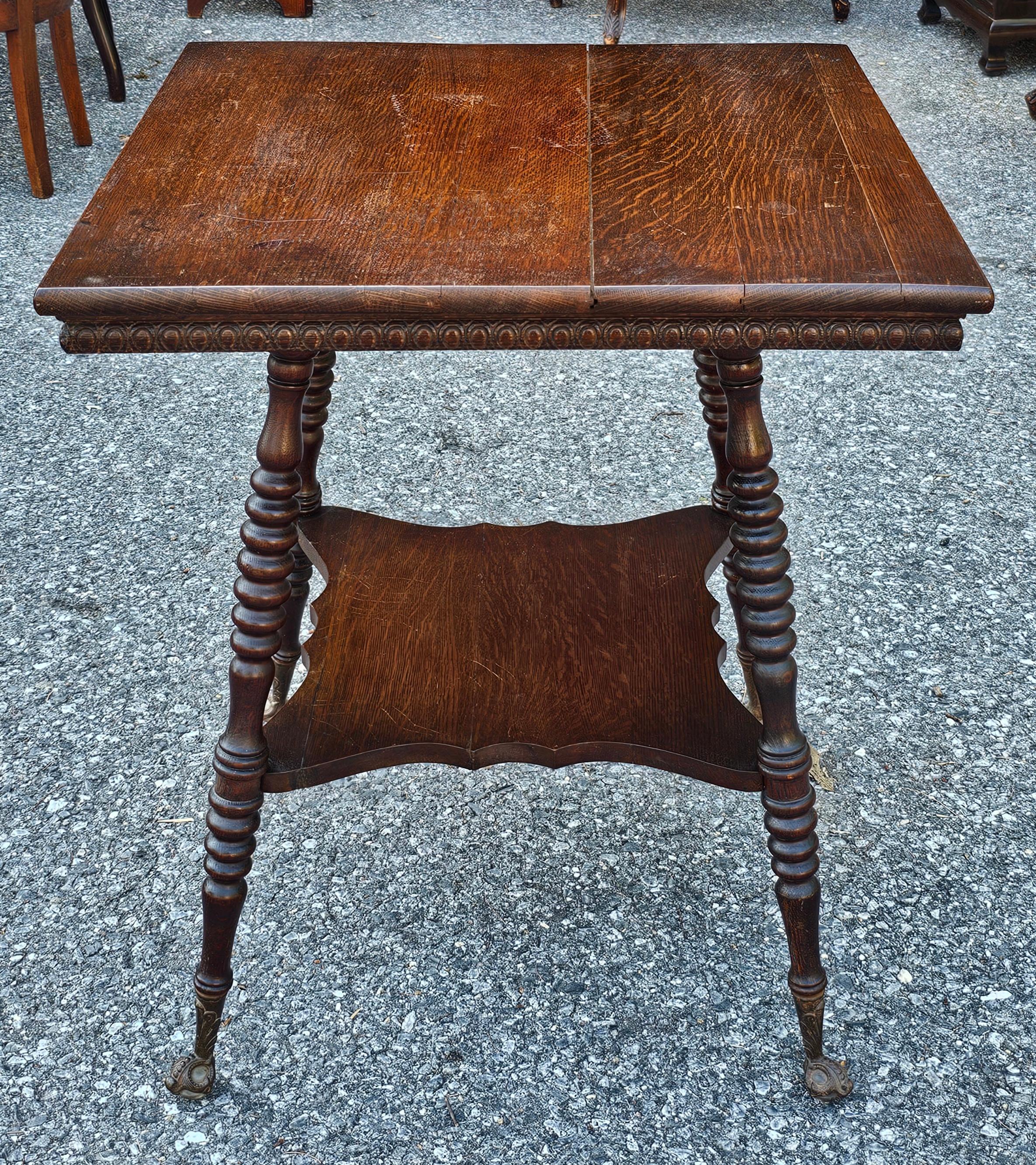 A 19th Century Victorian Oak ,bobb8ng legs, Claw and Glass Ball Feet Parlor Table.
Measures 24