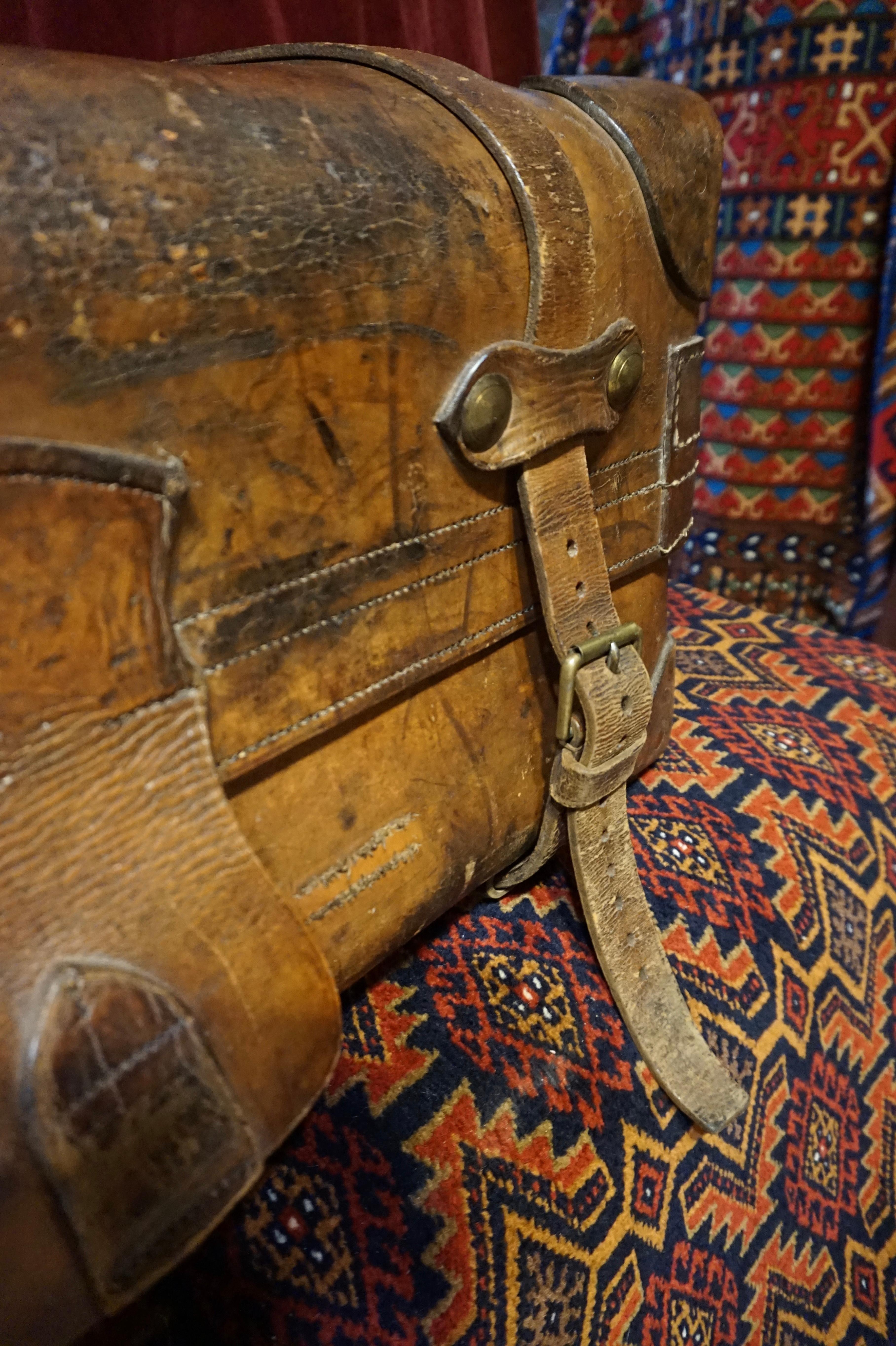 19. Jahrhundert viktorianisches Original Portmanteau-Koffer aus Leder mit doppeltem Griff und Initialen im Angebot 2