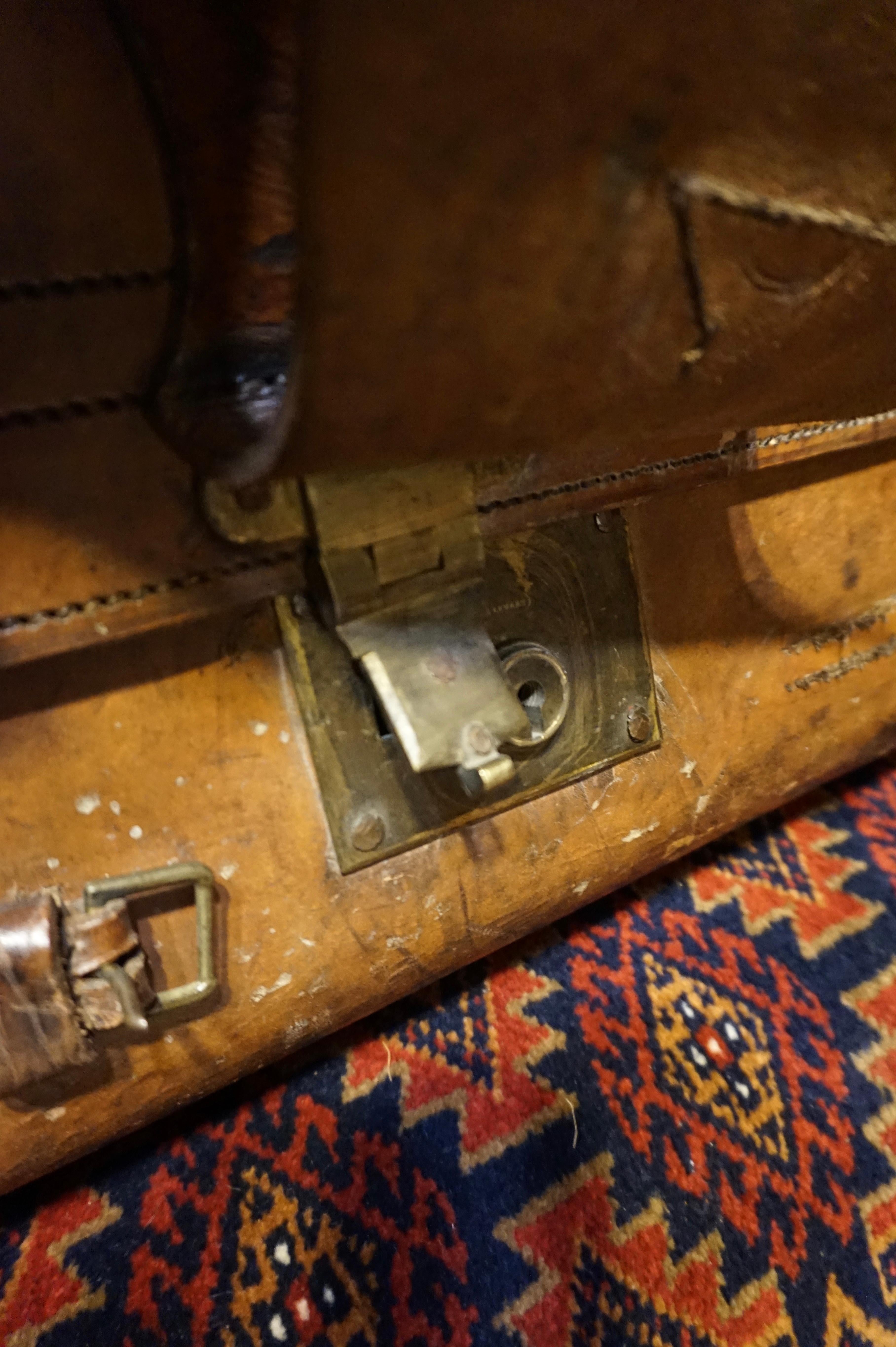 19. Jahrhundert viktorianisches Original Portmanteau-Koffer aus Leder mit doppeltem Griff und Initialen im Angebot 4