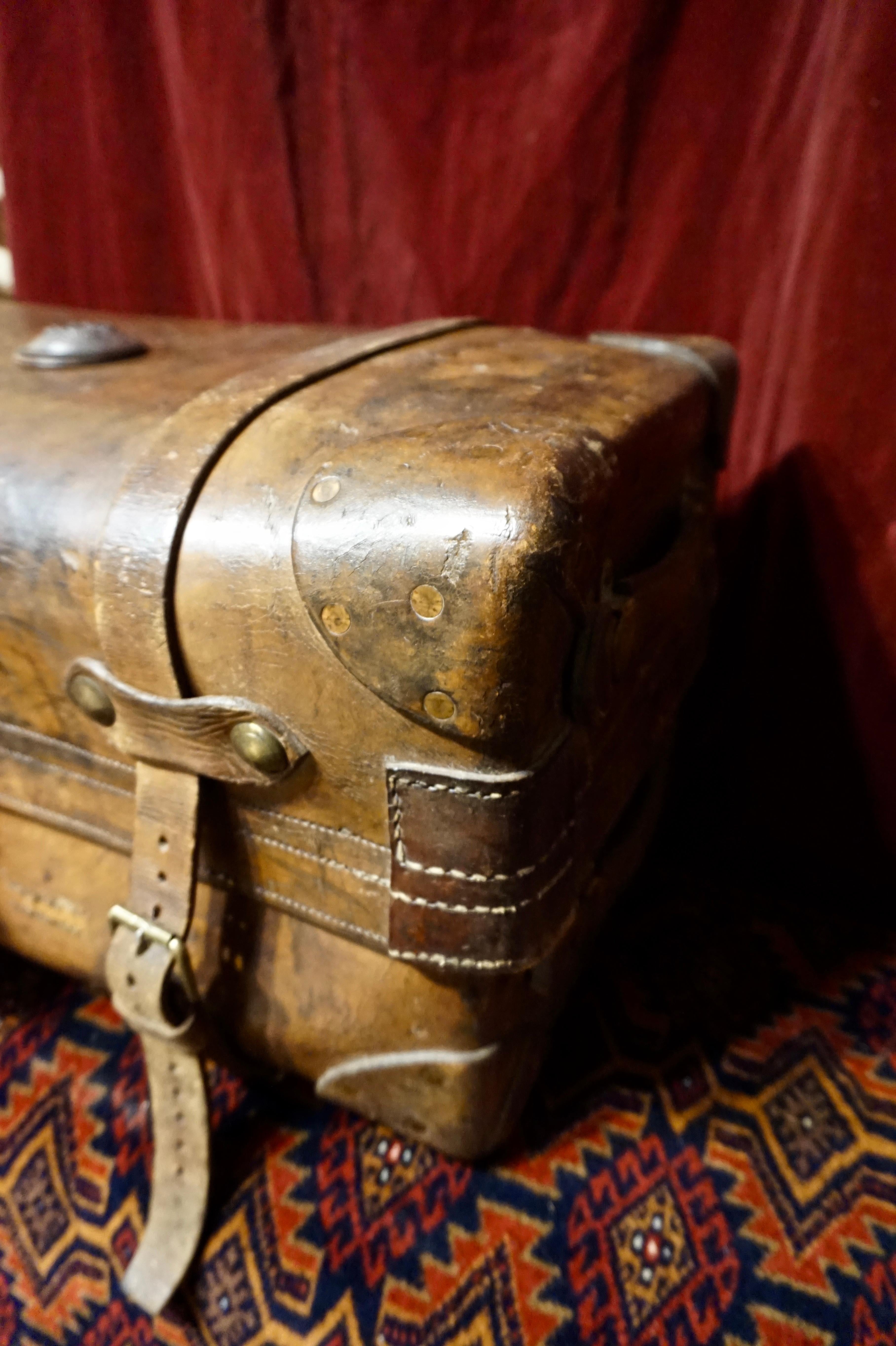 19. Jahrhundert viktorianisches Original Portmanteau-Koffer aus Leder mit doppeltem Griff und Initialen (Englisch) im Angebot