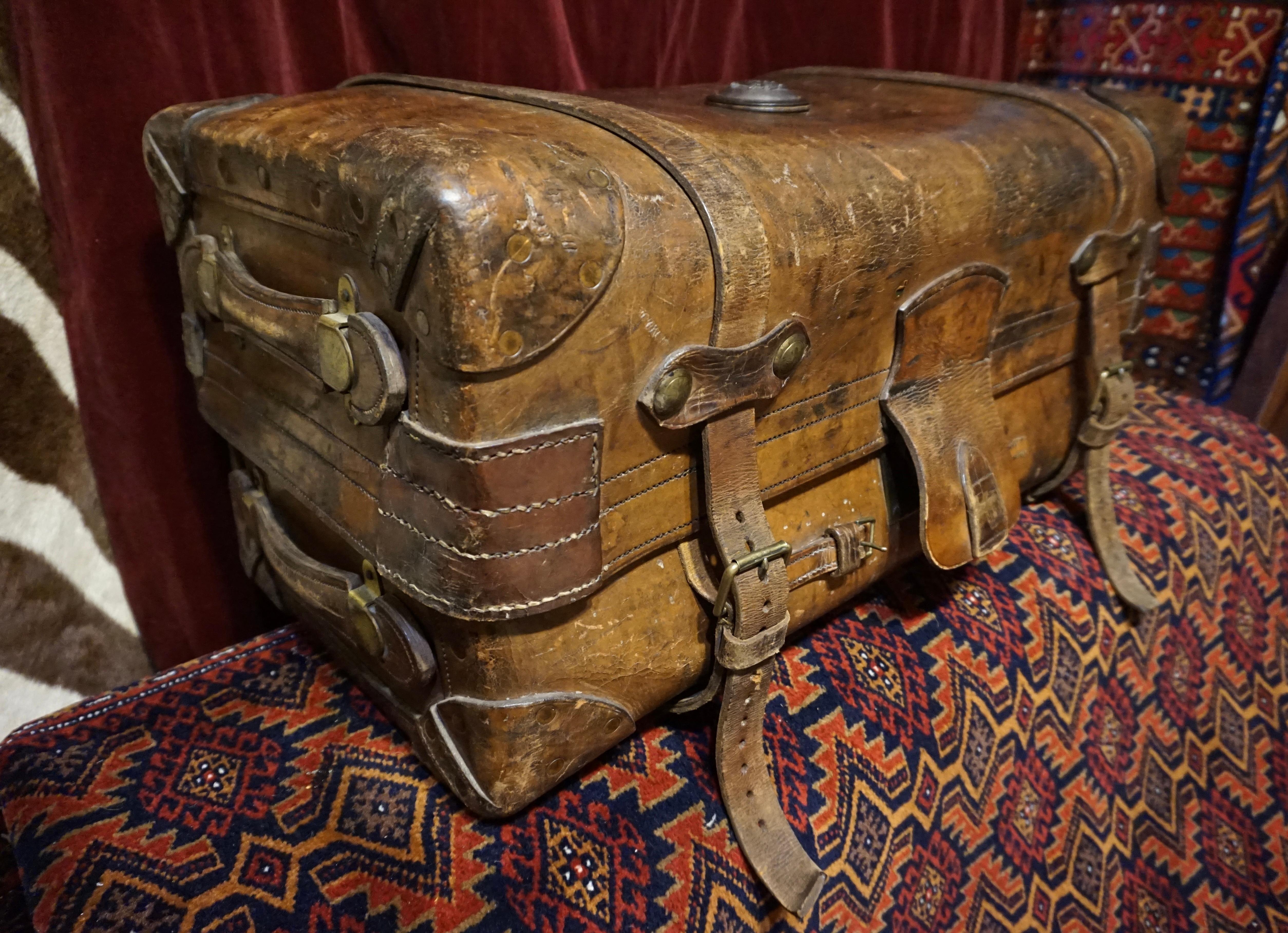 19. Jahrhundert viktorianisches Original Portmanteau-Koffer aus Leder mit doppeltem Griff und Initialen im Zustand „Gut“ im Angebot in Vancouver, British Columbia