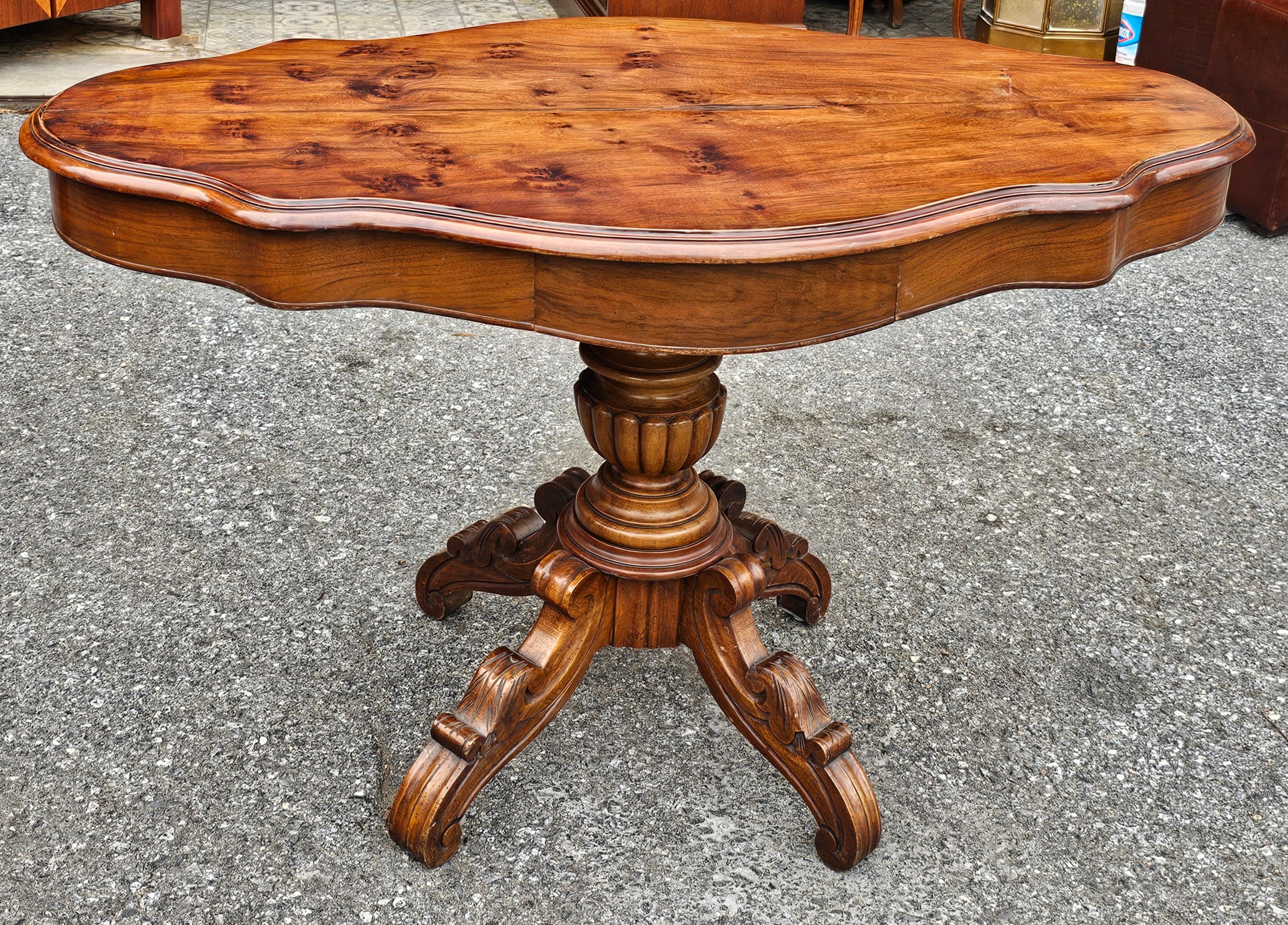 19. Jh. Viktorianischer Renaissancestil Nussbaum Zwei-Schubladen Pedestal Tisch Mitte im Angebot 3