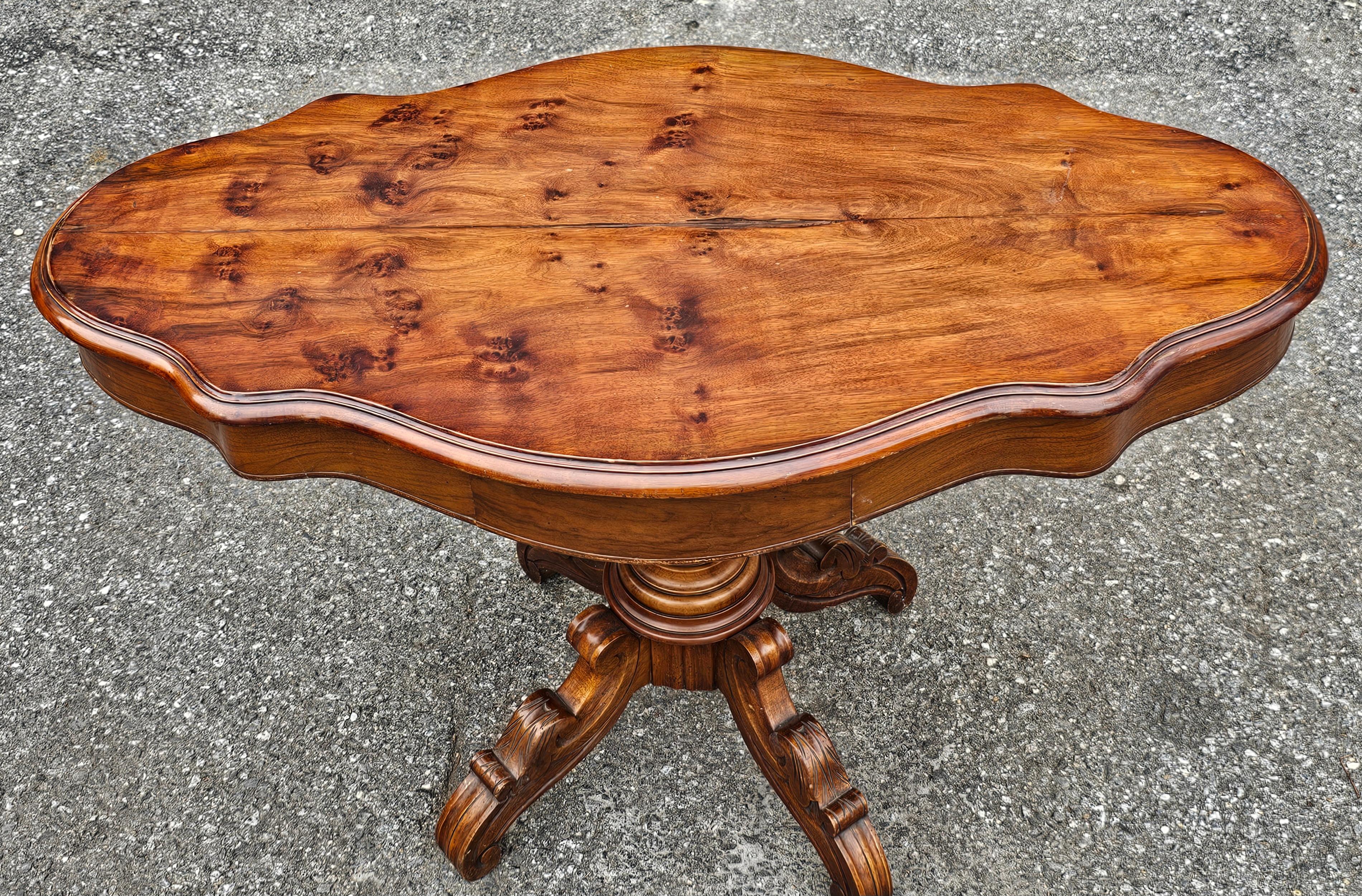 Ein 19. Jahrhundert viktorianischen Renaissance-Stil Nussbaum zwei Schublade Pedestal Center Table.  
Maße: 45