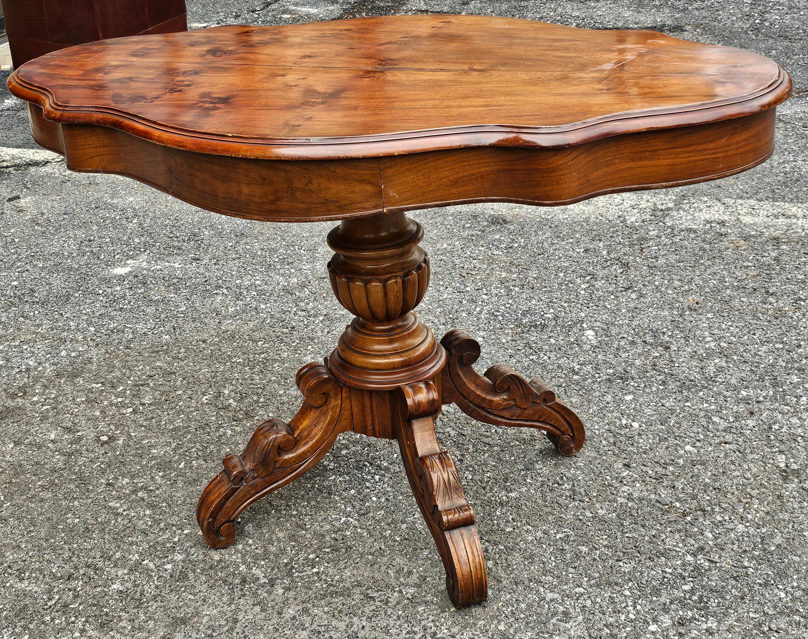 19. Jh. Viktorianischer Renaissancestil Nussbaum Zwei-Schubladen Pedestal Tisch Mitte (Neorenaissance) im Angebot
