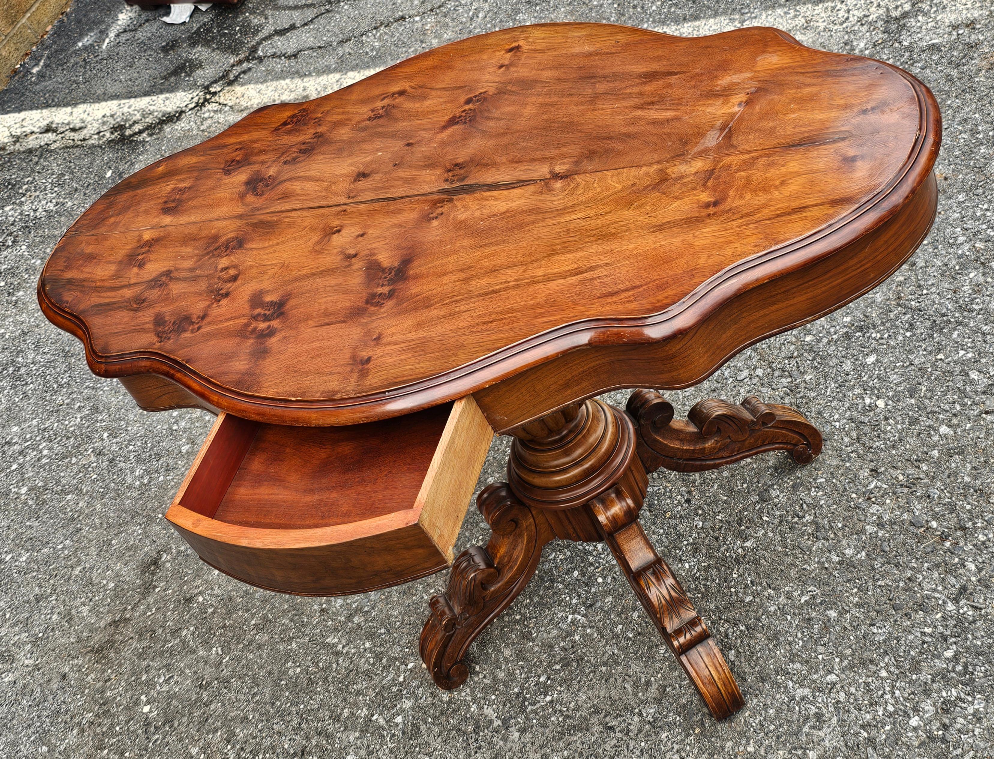 19. Jh. Viktorianischer Renaissancestil Nussbaum Zwei-Schubladen Pedestal Tisch Mitte (amerikanisch) im Angebot