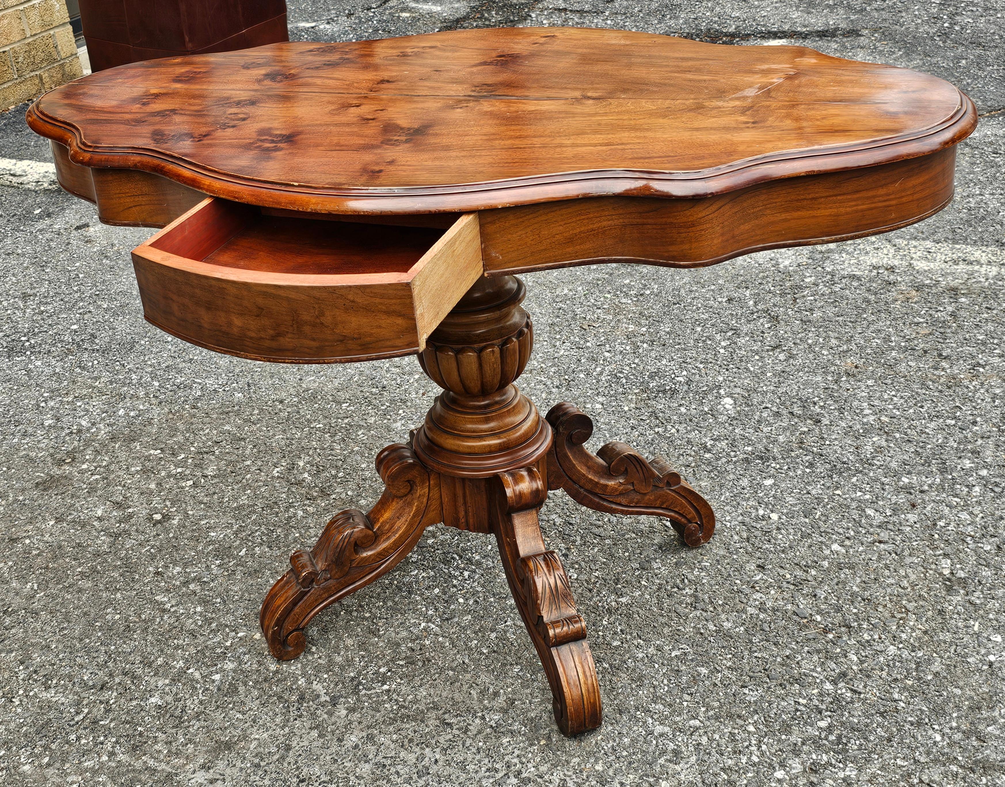 19. Jh. Viktorianischer Renaissancestil Nussbaum Zwei-Schubladen Pedestal Tisch Mitte (Geschnitzt) im Angebot