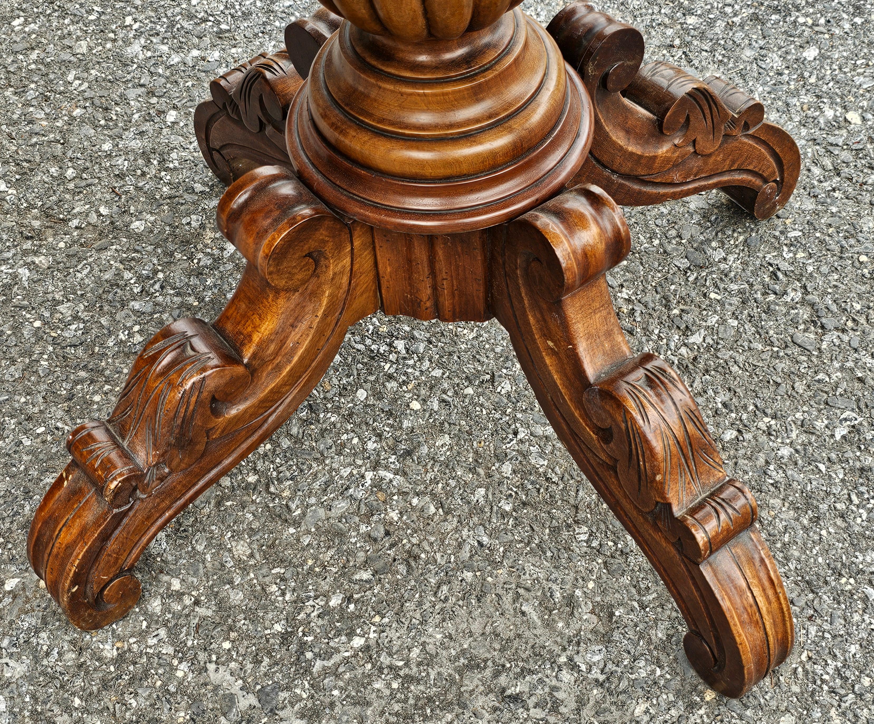 19. Jh. Viktorianischer Renaissancestil Nussbaum Zwei-Schubladen Pedestal Tisch Mitte im Zustand „Gut“ im Angebot in Germantown, MD