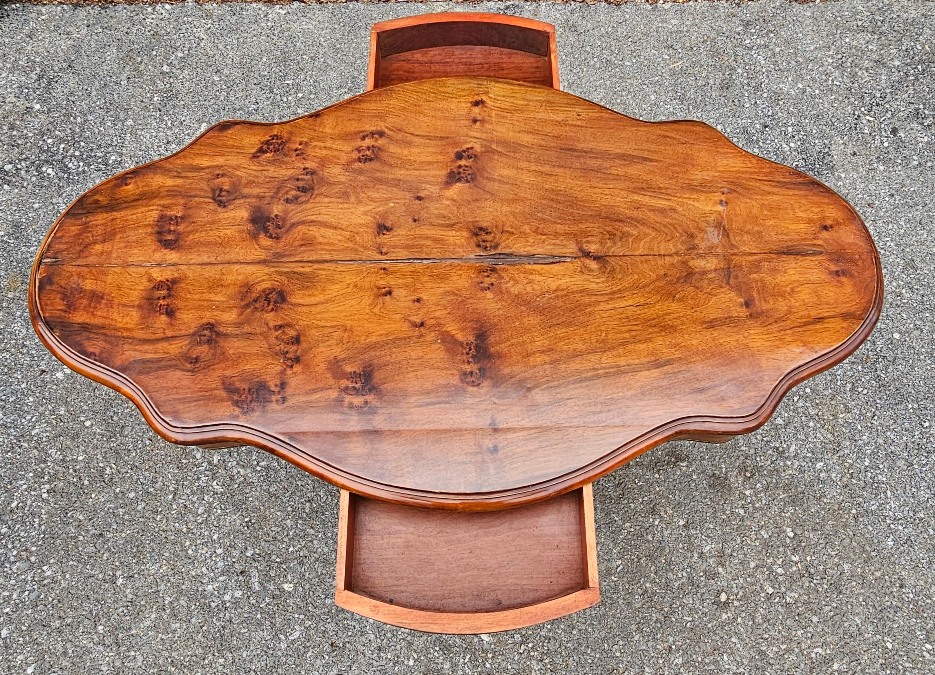 19. Jh. Viktorianischer Renaissancestil Nussbaum Zwei-Schubladen Pedestal Tisch Mitte (19. Jahrhundert) im Angebot